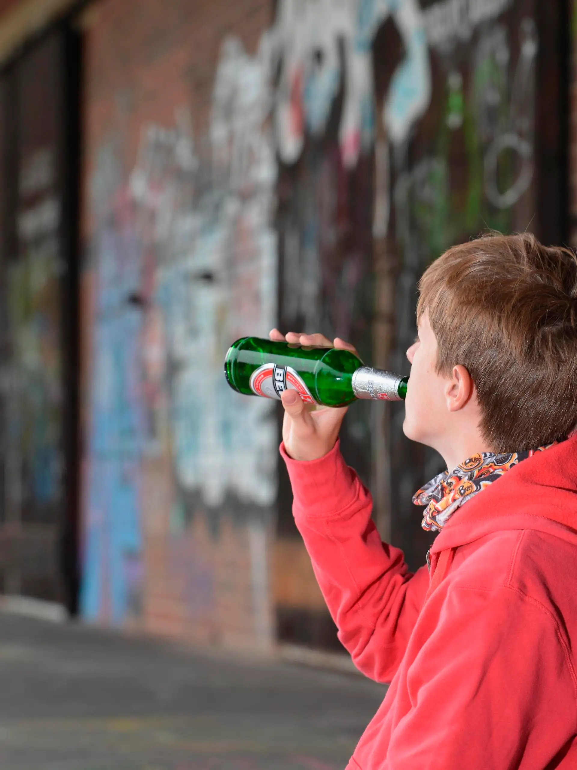 Jugendlicher trinkt Bier