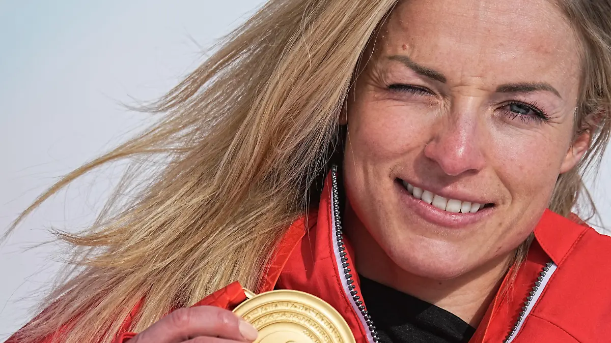 dpatopbilder - 11.02.2022, China, Yanqing: Olympia, Ski Alpin, Super G, Frauen, Siegerehrung im Nationalen Ski-Alpin-Zentrum, Erstplatzierte Lara Gut-Behrami aus der Schweiz feiert mit ihrer Goldmedaille. Foto: Michael Kappeler/dpa +++ dpa-Bildfunk +++