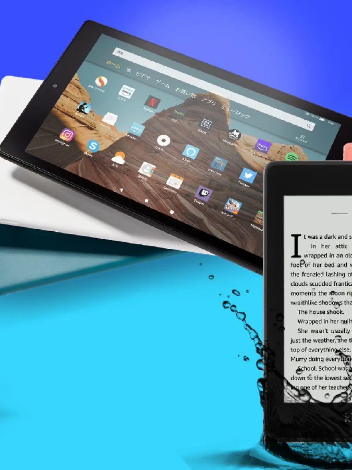 Ein Fire TV Stick, ein Kindle E-Book-Reader und ein Tablet stehen vor einem blauen Hintergrund.