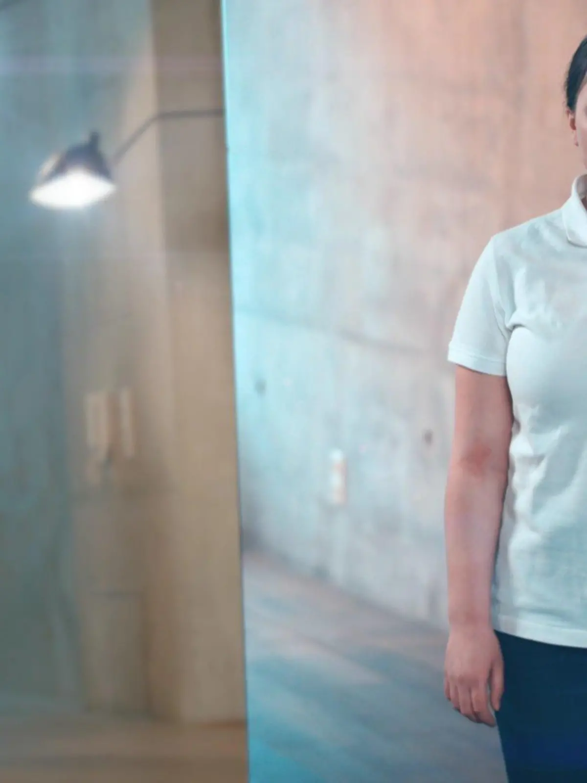 Journalistin Judith ist links im Spiegelbild zu sehen, während rechts Pflegepraktikantin Judith in einem weißen Poloshirt direkt in die Kamera blickt.