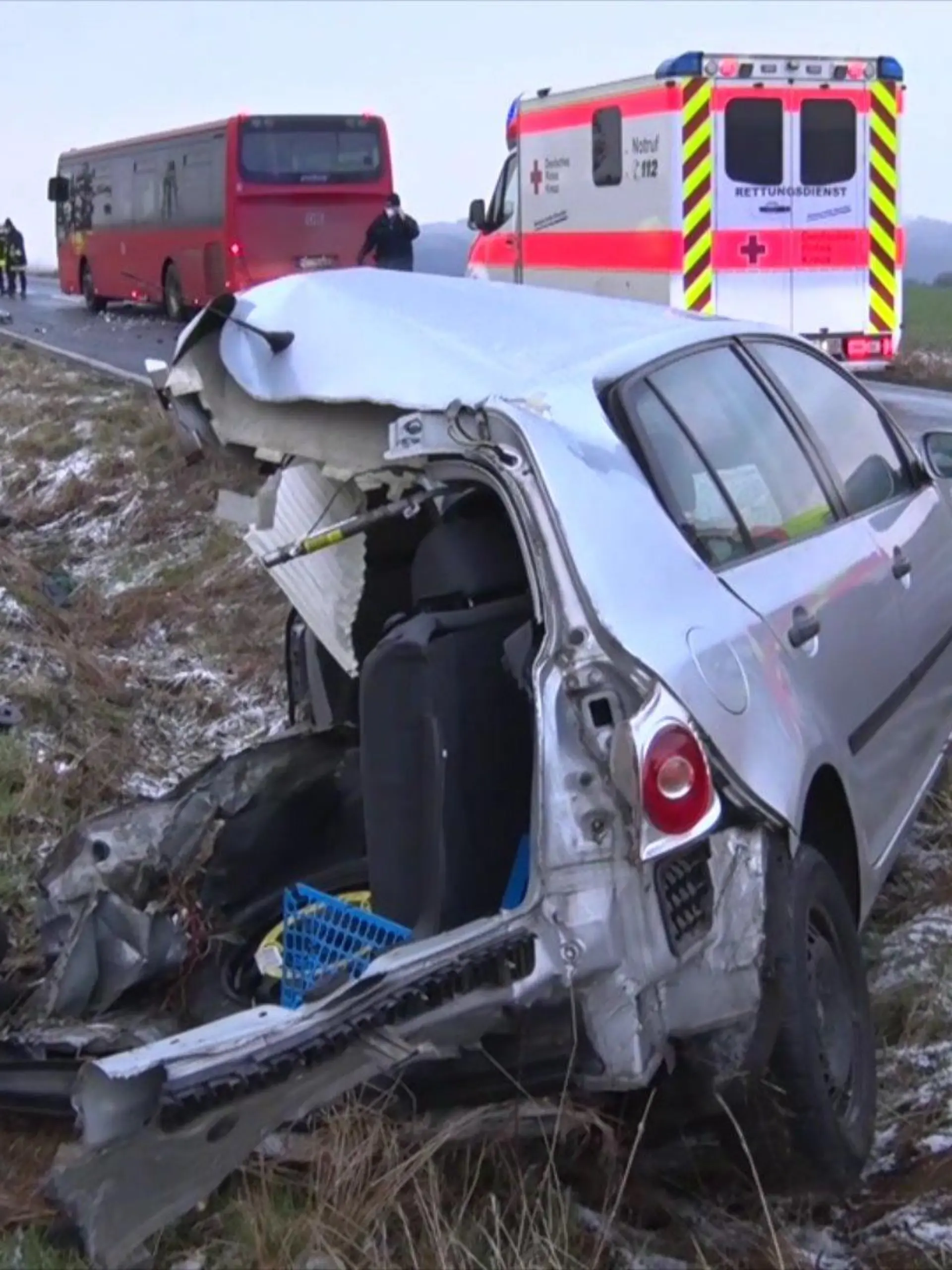 Der Wagen ist erst im Graben zum Stehen gekommen.
