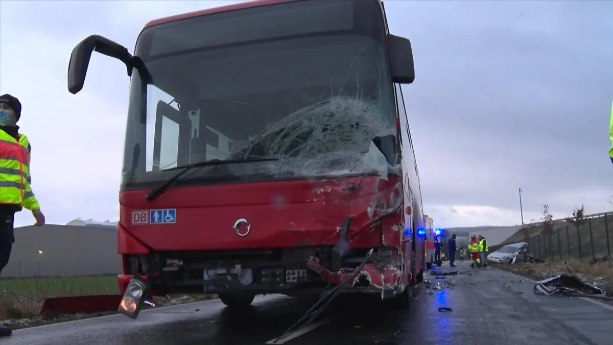 Der Fahrer dieses Buses wurde schwer verletzt.