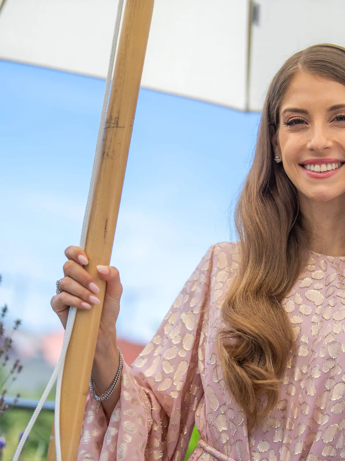 08.07.2020, Bayern, München: Cathy Hummels, Influencerin und Moderatorin, steht auf der Dachterasse vom Bayerischen Hof unter einem Sonnenschirm. Sie warb für ihre erste Reality-Show ·Kampf der Realitystars · Schiffbruch am Traumstrand·, die sie am 22.07.2020 beim Sender RTL2 moderieren wird. Foto: Lino Mirgeler/dpa +++ dpa-Bildfunk +++