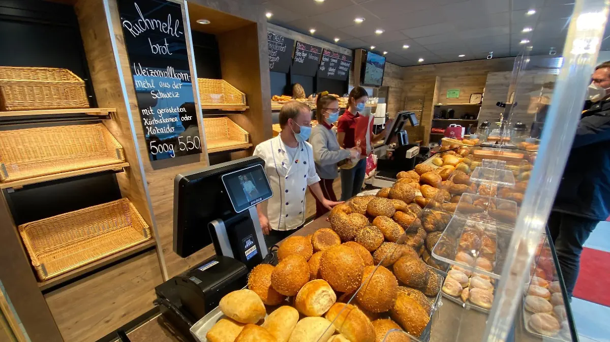 Volle Auslage nur noch werktags: Wer auch am Wochenende Seidl-Brötchenaus Wettenberg  essen möchte, muss "Halbgebackene" daheim fertig aufbacken.