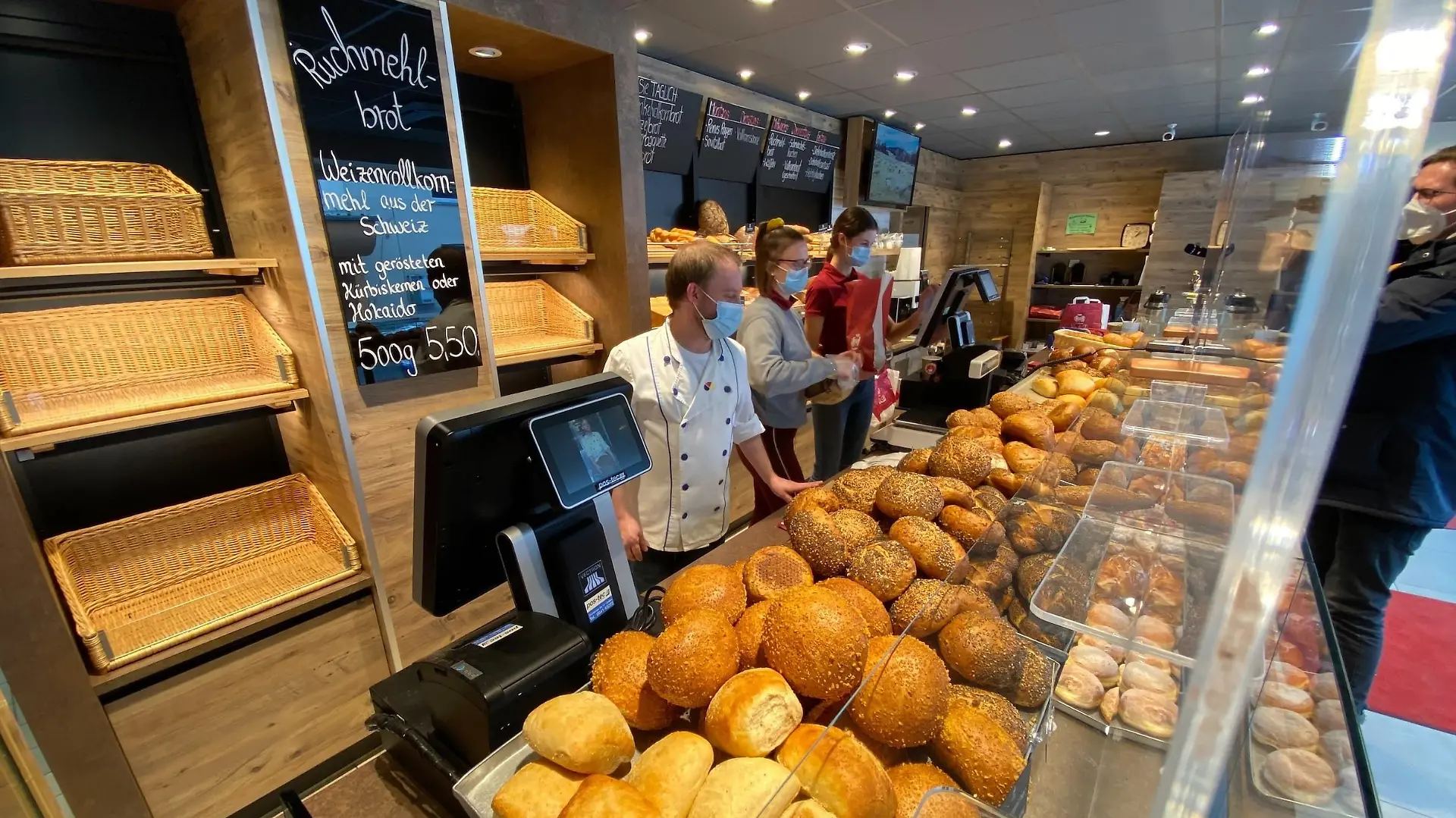 Volle Auslage nur noch werktags: Wer auch am Wochenende Seidl-Brötchenaus Wettenberg essen möchte, muss "Halbgebackene" daheim fertig aufbacken.