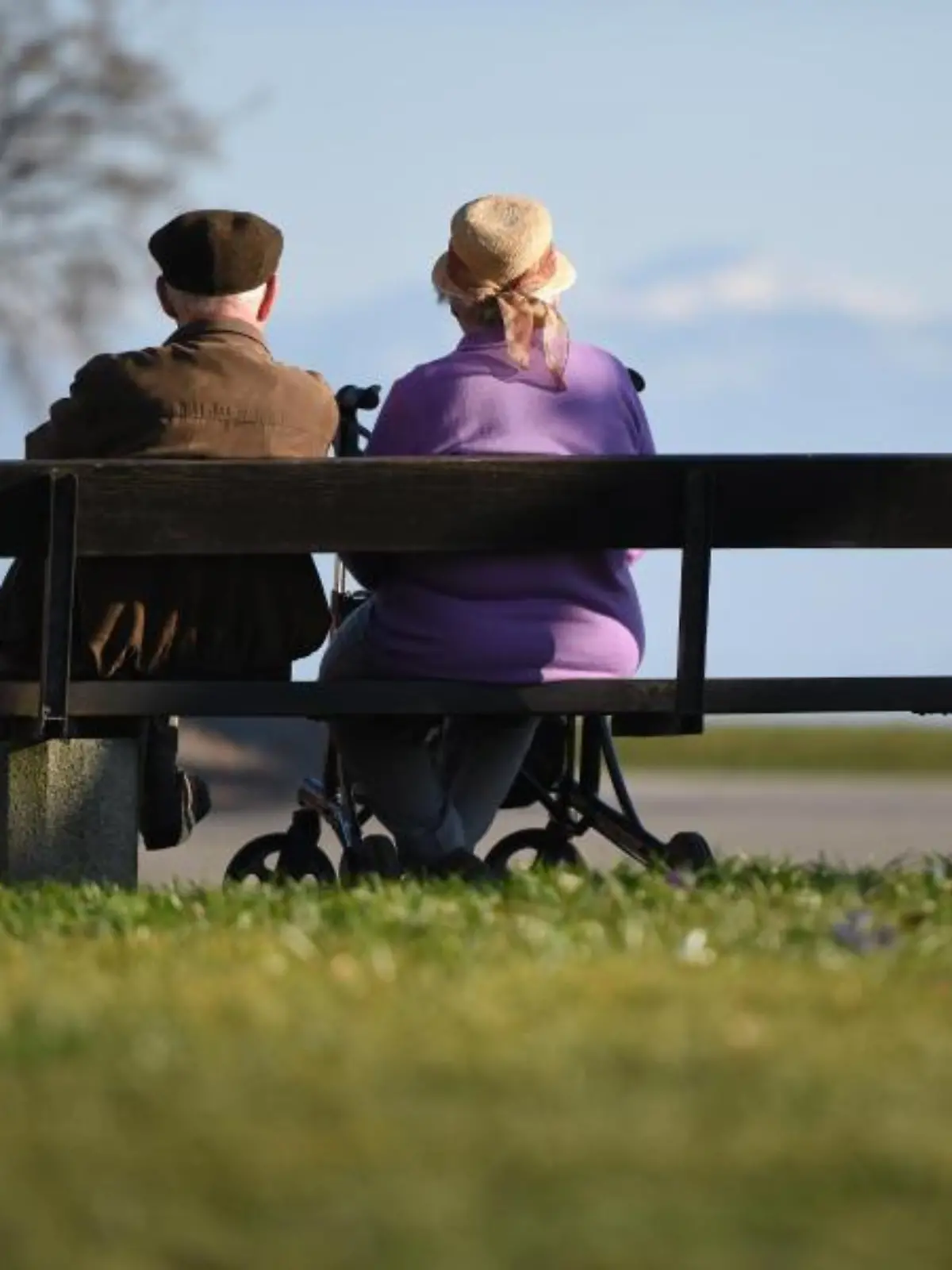 Zwei Pensionäre sitzen auf einer Bank