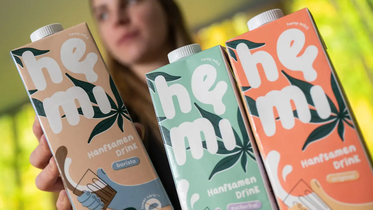 10.02.2022, Baden-Württemberg, Stuttgart: Lena Glässel, Mitgründerin des Start-up ·The Hempany·, nimmt eine pflanzliche Milchalternative aus Hanfsamen namens ·hemi· in die Hand. Mit dem Kunstwort «Milck» wirbt das Unternehmen für sein Produkt. Nun wurde aber Klage gegen diese Bezeichnung eingereicht. Der Begriff «Milck» klinge zu sehr nach Milch und verstoße somit gegen die EU-Kennzeichnungsschutz-Verordnung moniert die Wettbewerbszentrale. Foto: Marijan Murat/dpa +++ dpa-Bildfunk +++