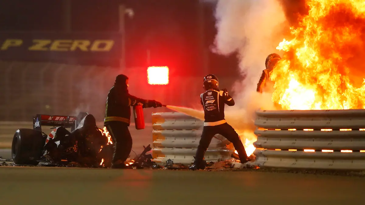 Bilder des Jahres 2020, Sport 11 November Sport Themen der Woche KW48 2020 Bahrain GP BAHRAIN INTERNATIONAL CIRCUIT, BAHRAIN - NOVEMBER 29: Romain Grosjean, Haas F1, emerges from flames after a horrific crash on the opening lap of the Bahrain Grand Prix, Marshals attend the accident during the Bahrain GP at Bahrain International Circuit on Sunday November 29, 2020 in Sakhir, Bahrain. Photo by Andy Hone / LAT Images Images PUBLICATIONxINxGERxSUIxAUTxHUNxONLY GP2015_151352_ONZ0009