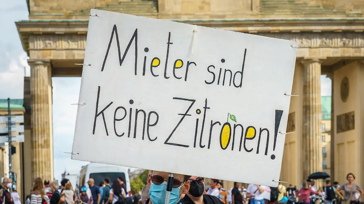 Berlin, wegen anhaltender Probleme mit den Mietpreisen demonstrieren ca. 20.000 Menschen unter dem Motto Wohnen für alle! Gemeinsam gegen hohe Mieten und Verdrängung gegen den Mietenwahnsinn und für einen Mietenstopp. Im Bild: Ein Demonstrant mit einem Schild und der Aufschrift: "Mieter sind keine Zitronen" vor dem Brandenburger Tor.