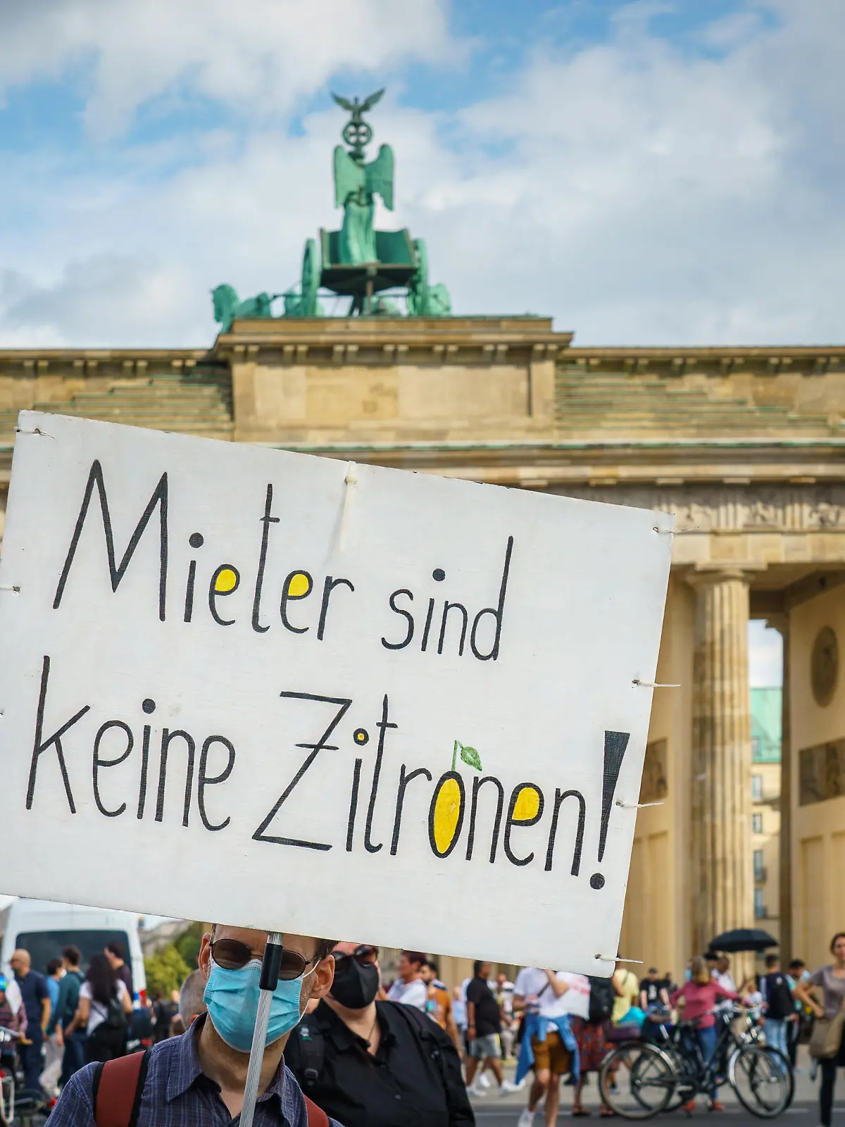 Berlin, wegen anhaltender Probleme mit den Mietpreisen demonstrieren ca. 20.000 Menschen unter dem Motto Wohnen für alle! Gemeinsam gegen hohe Mieten und Verdrängung gegen den Mietenwahnsinn und für einen Mietenstopp. Im Bild: Ein Demonstrant mit einem Schild und der Aufschrift: "Mieter sind keine Zitronen" vor dem Brandenburger Tor.