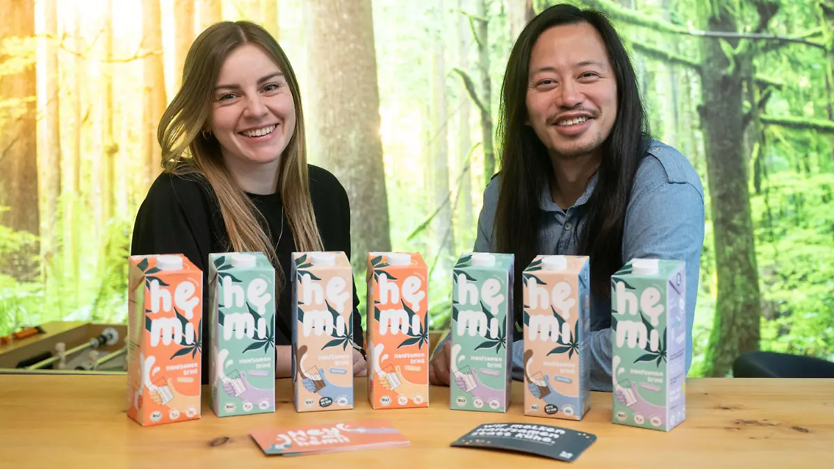 10.02.2022, Baden-Württemberg, Stuttgart: Lena Glässel (l) und Dave Tjiok, Mitgründer des Start-up ·The Hempany·, stehen in Ihren Büroräumen hinter ihrer pflanzlichen Milchalternative aus Hanfsamen namens ·hemi·. Mit dem Kunstwort «Milck» wirbt das Unternehmen für sein Produkt. Nun wurde aber Klage gegen diese Bezeichnung eingereicht. Der Begriff «Milck» klinge zu sehr nach Milch und verstoße somit gegen die EU-Kennzeichnungsschutz-Verordnung moniert die Wettbewerbszentrale. Foto: Marijan Murat/dpa +++ dpa-Bildfunk +++