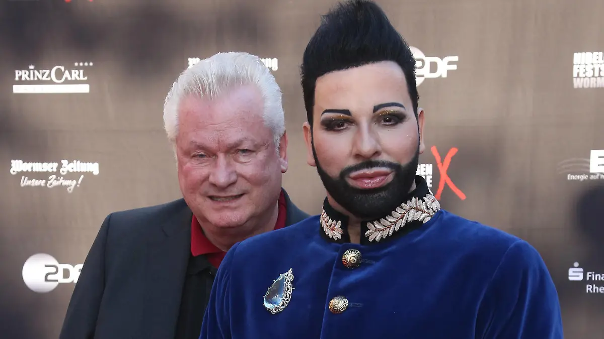  Nibelungen Festspiele 2015 Gemetzel von Albert Ostermaier Designer Harald Glööckler mit seinem Ehemann Dieter Schroth bei der Premiere der Nibelungen Festspiele Gemetzel vor dem Kaiserdom Worms am 31.07.2015. Worms Kaiserdom Rheinland-Pfalz *** Nibelungen Festival 2015 Carnage by Albert Ostermaier Designer Harald Glööckler with his husband Dieter Schroth at the premiere of the Nibelungen Festival Carnage in front of the Kaiserdom Worms on 31 07 2015 Worms Kaiserdom Rhineland Palatinate