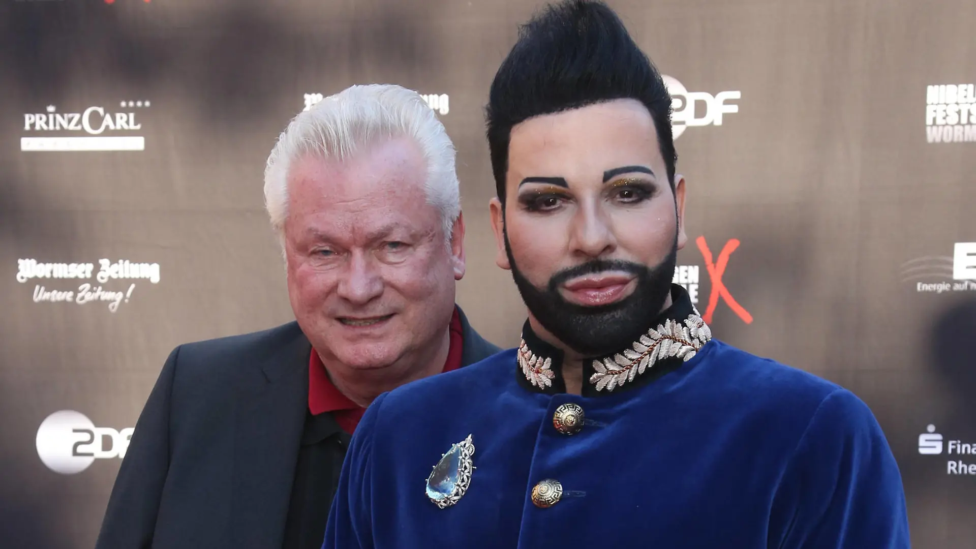 Nibelungen Festspiele 2015 Gemetzel von Albert Ostermaier Designer Harald Glööckler mit seinem Ehemann Dieter Schroth bei der Premiere der Nibelungen Festspiele Gemetzel vor dem Kaiserdom Worms am 31.07.2015. Worms Kaiserdom Rheinland-Pfalz *** Nibelungen Festival 2015 Carnage by Albert Ostermaier Designer Harald Glööckler with his husband Dieter Schroth at the premiere of the Nibelungen Festival Carnage in front of the Kaiserdom Worms on 31 07 2015 Worms Kaiserdom Rhineland Palatinate