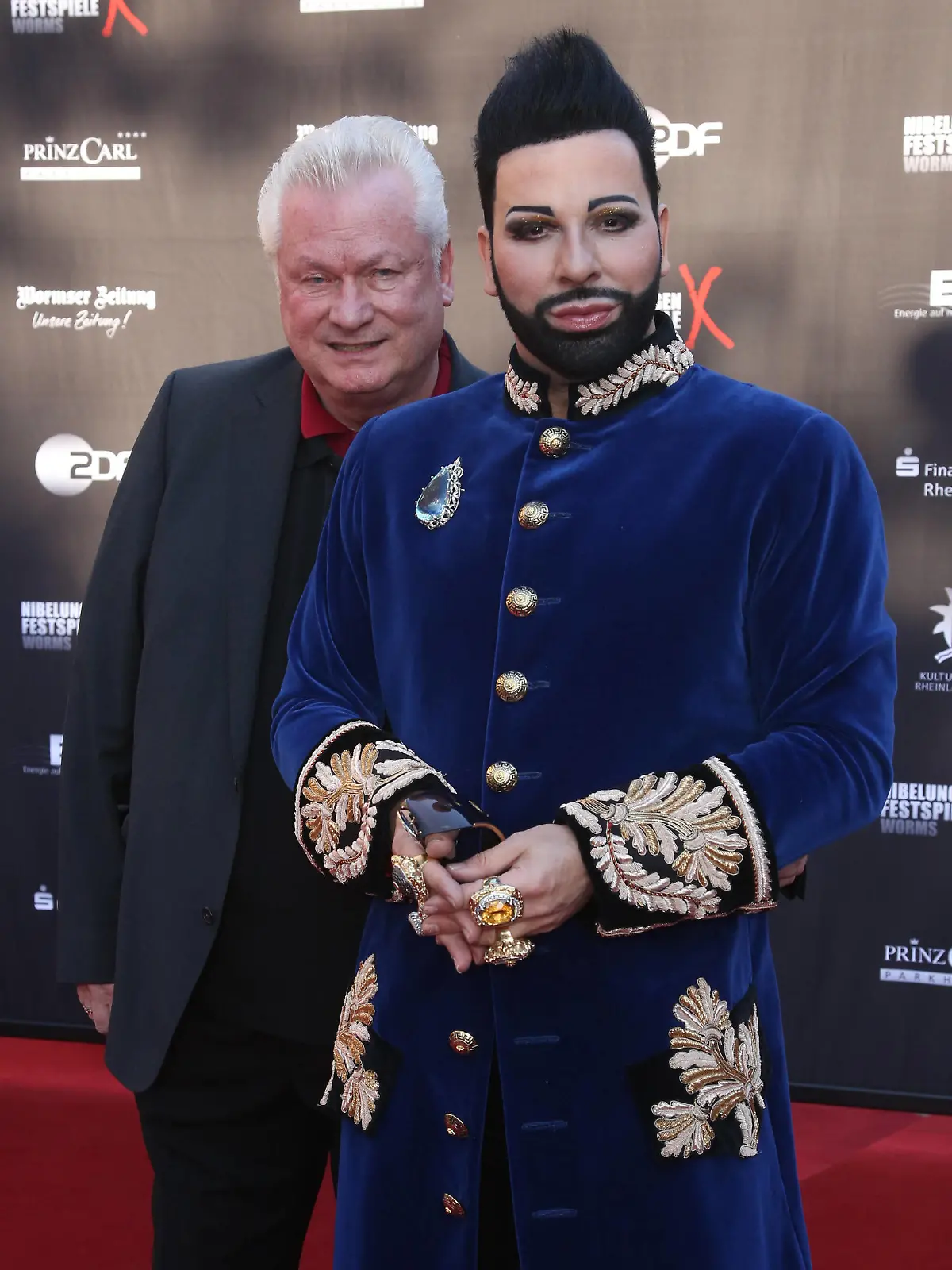  Nibelungen Festspiele 2015 Gemetzel von Albert Ostermaier Designer Harald Glööckler mit seinem Ehemann Dieter Schroth bei der Premiere der Nibelungen Festspiele Gemetzel vor dem Kaiserdom Worms am 31.07.2015. Worms Kaiserdom Rheinland-Pfalz *** Nibelungen Festival 2015 Carnage by Albert Ostermaier Designer Harald Glööckler with his husband Dieter Schroth at the premiere of the Nibelungen Festival Carnage in front of the Kaiserdom Worms on 31 07 2015 Worms Kaiserdom Rhineland Palatinate
