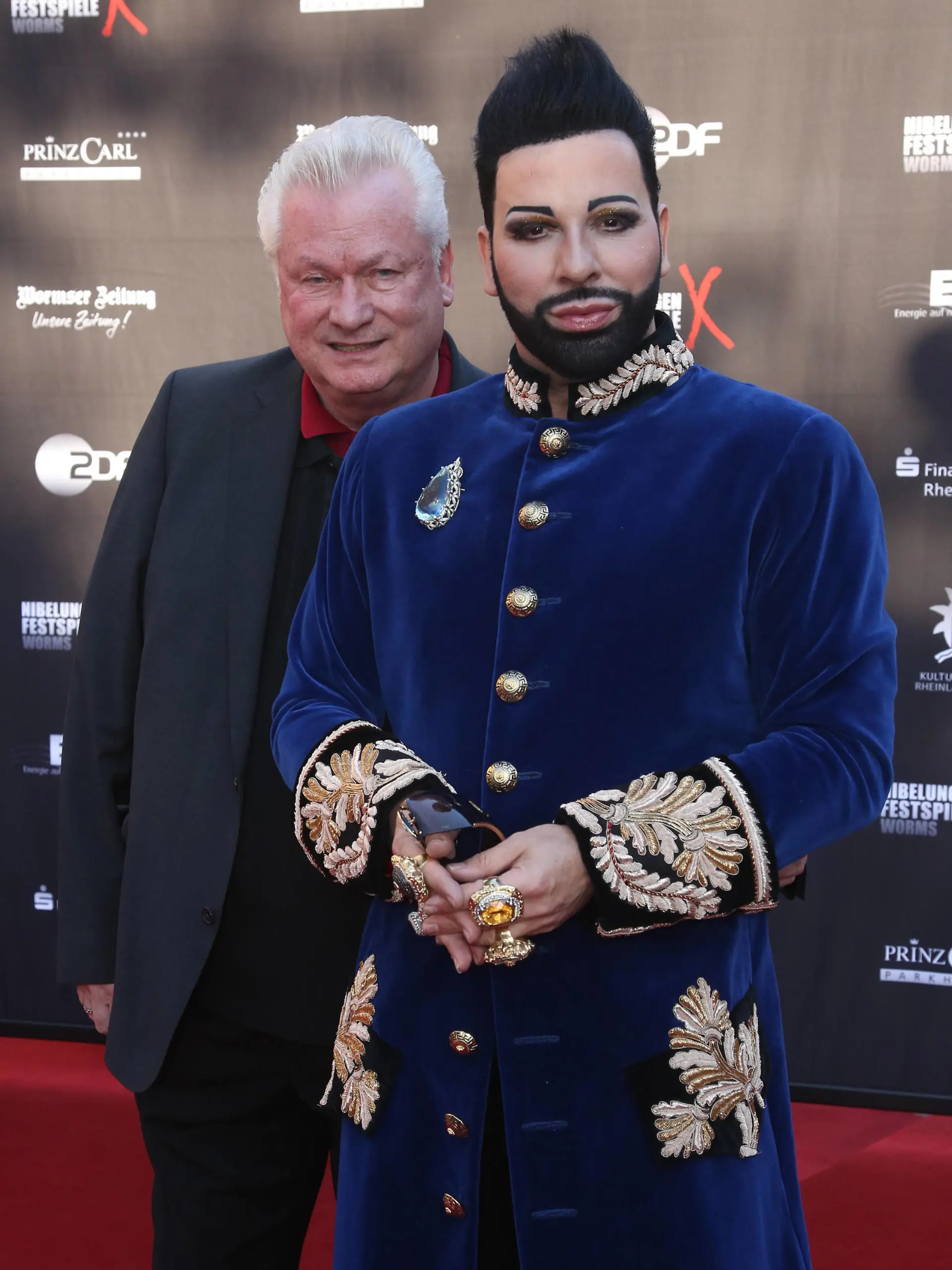  Nibelungen Festspiele 2015 Gemetzel von Albert Ostermaier Designer Harald Glööckler mit seinem Ehemann Dieter Schroth bei der Premiere der Nibelungen Festspiele Gemetzel vor dem Kaiserdom Worms am 31.07.2015. Worms Kaiserdom Rheinland-Pfalz *** Nibelungen Festival 2015 Carnage by Albert Ostermaier Designer Harald Glööckler with his husband Dieter Schroth at the premiere of the Nibelungen Festival Carnage in front of the Kaiserdom Worms on 31 07 2015 Worms Kaiserdom Rhineland Palatinate