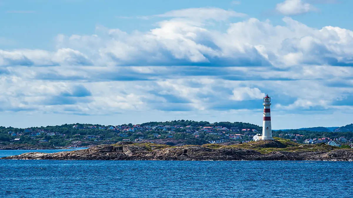 Der Leuchtturm Oksøy Fyr vor Kristiansand in Norwegen.