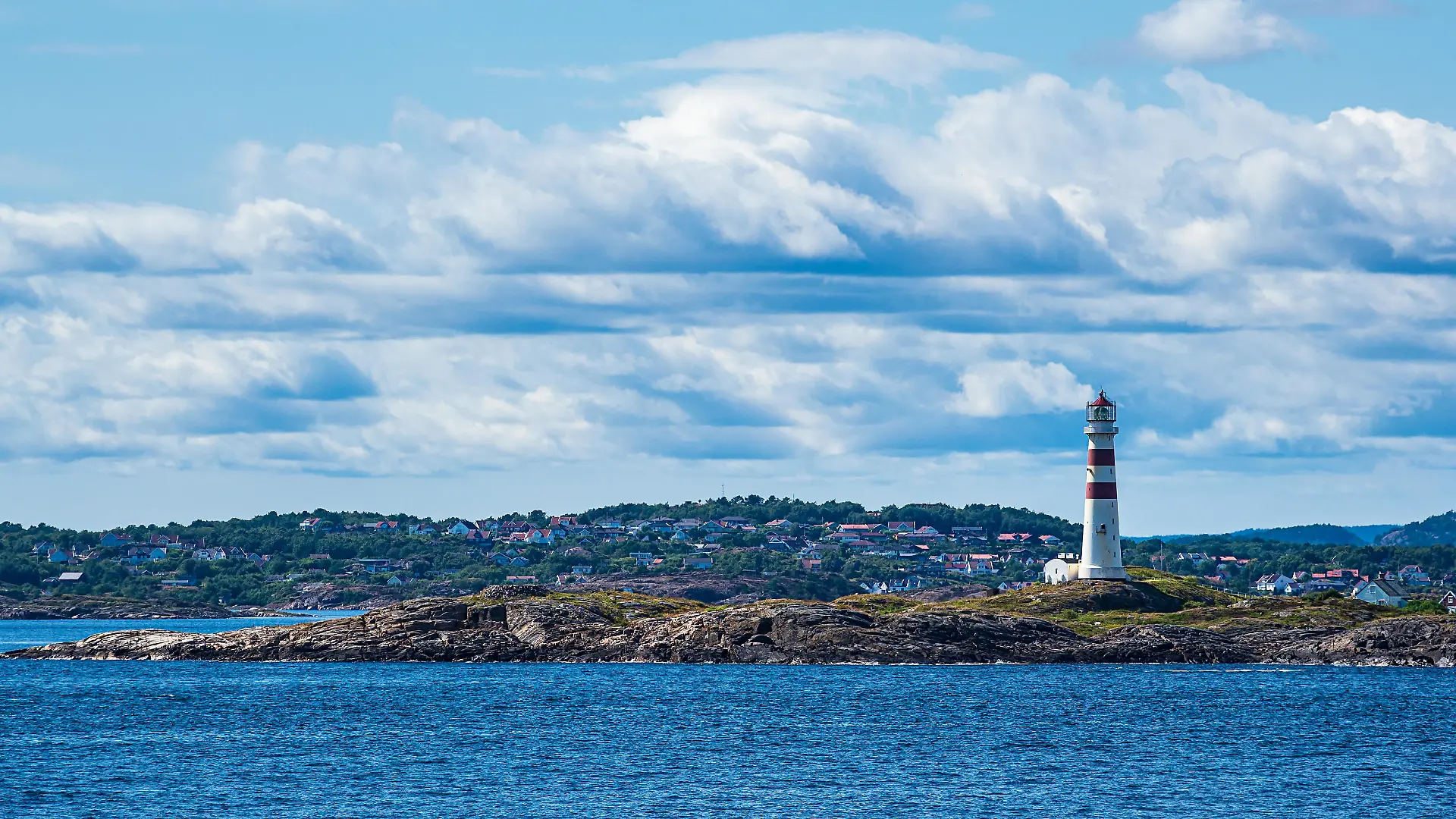 Der Leuchtturm Oksøy Fyr vor Kristiansand in Norwegen.