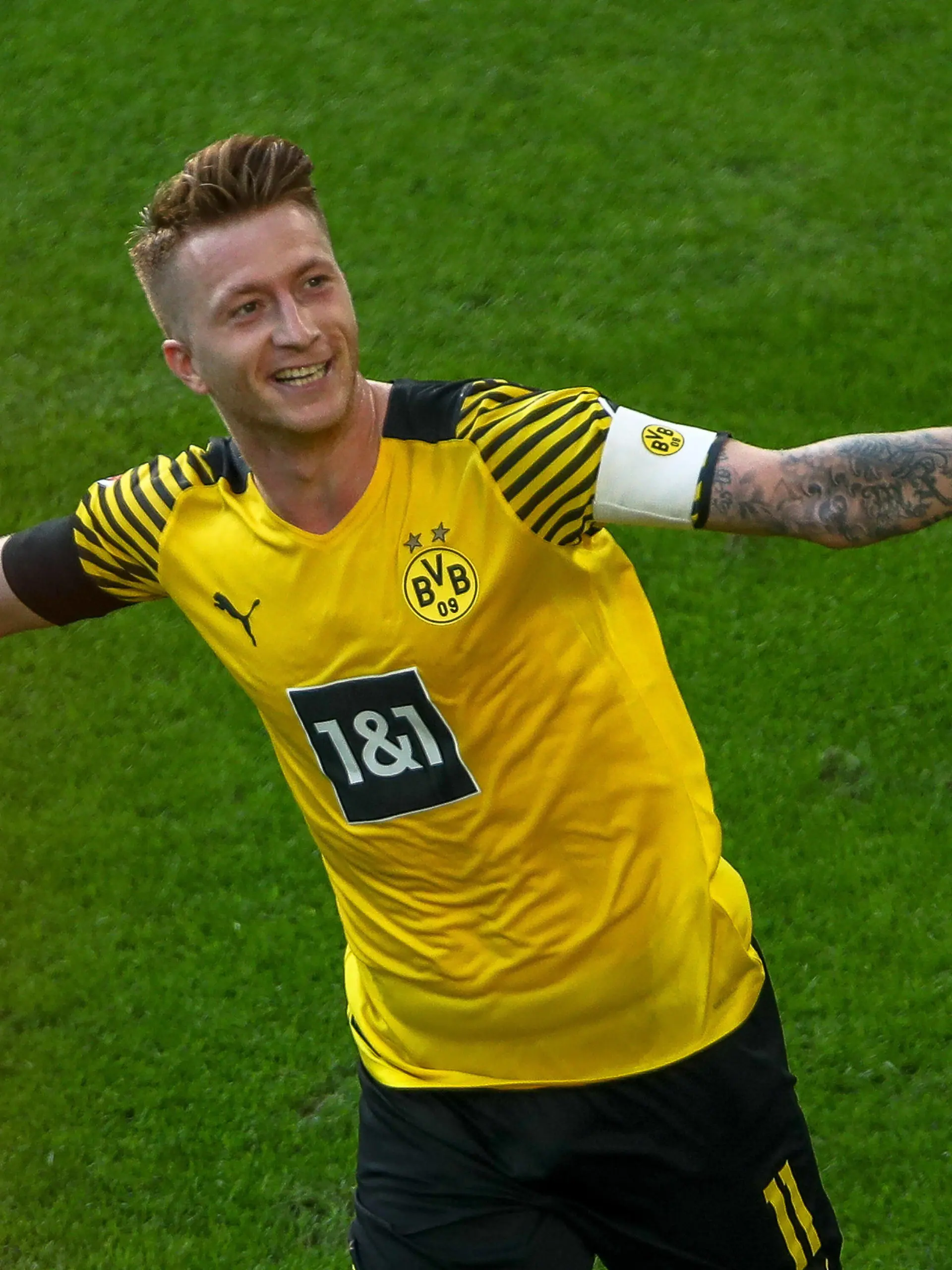  Tor, Torjubel zum 4:1 durch Marco Reus Borussia Dortmund / BVB, 11, GER, Borussia Dortmund / BVB vs. Eintracht Frankfurt, Fussball, 1. Bundesliga, 1. Spieltag, Spielzeit 2021/2022, 14.08.2021, DFB/DFL regulations prohibit any use of photographs as image sequences and/or quasi-video., GER, Borussia Dortmund / BVB vs. Eintracht Frankfurt, Fussball, 1. Bundesliga, 1. Spieltag, Spielzeit 2021/2022, 14.08.2021 Dortmund *** Goal, goal celebration for 4 1 by Marco Reus Borussia Dortmund BVB, 11 , GER, Borussia Dortmund BVB vs Eintracht Frankfurt, Football, 1 Bundesliga, 1 Matchday, Season 2021 2022, 14 08 2021, DFB DFL regulations prohibit any use of photographs as image sequences and or quasi video , GER, Borussia Dortmund BVB vs Eintracht Frankfurt, Football, 1 Bundesliga, 1 Matchday, Season 2021 2022, 14 08 2021 Dortmund Copyright: xEibner-Pressefoto/GabrielxBoiax EP_GBA