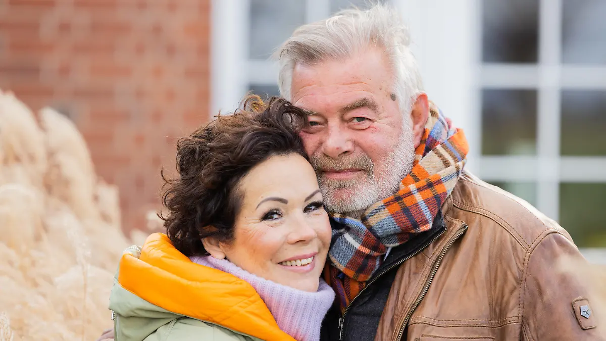 PRODUKTION - 30.01.2022, Nordrhein-Westfalen, Senden: Harry Wijnvoord, niederländischer Moderator («Der Preis ist heiß»), und seine Frau Iris Wijnvoord stehen vor ihrem Haus. TV-Moderator Harry Wijnvoord (72) will Mitte März live im Fernsehen und an Bord eines Kreuzfahrtschiffs heiraten. (zu dpa: ««Der Preis ist heiß»-Moderator Harry Wijnvoord heiratet im Fernsehen») Foto: Rolf Vennenbernd/dpa +++ dpa-Bildfunk +++