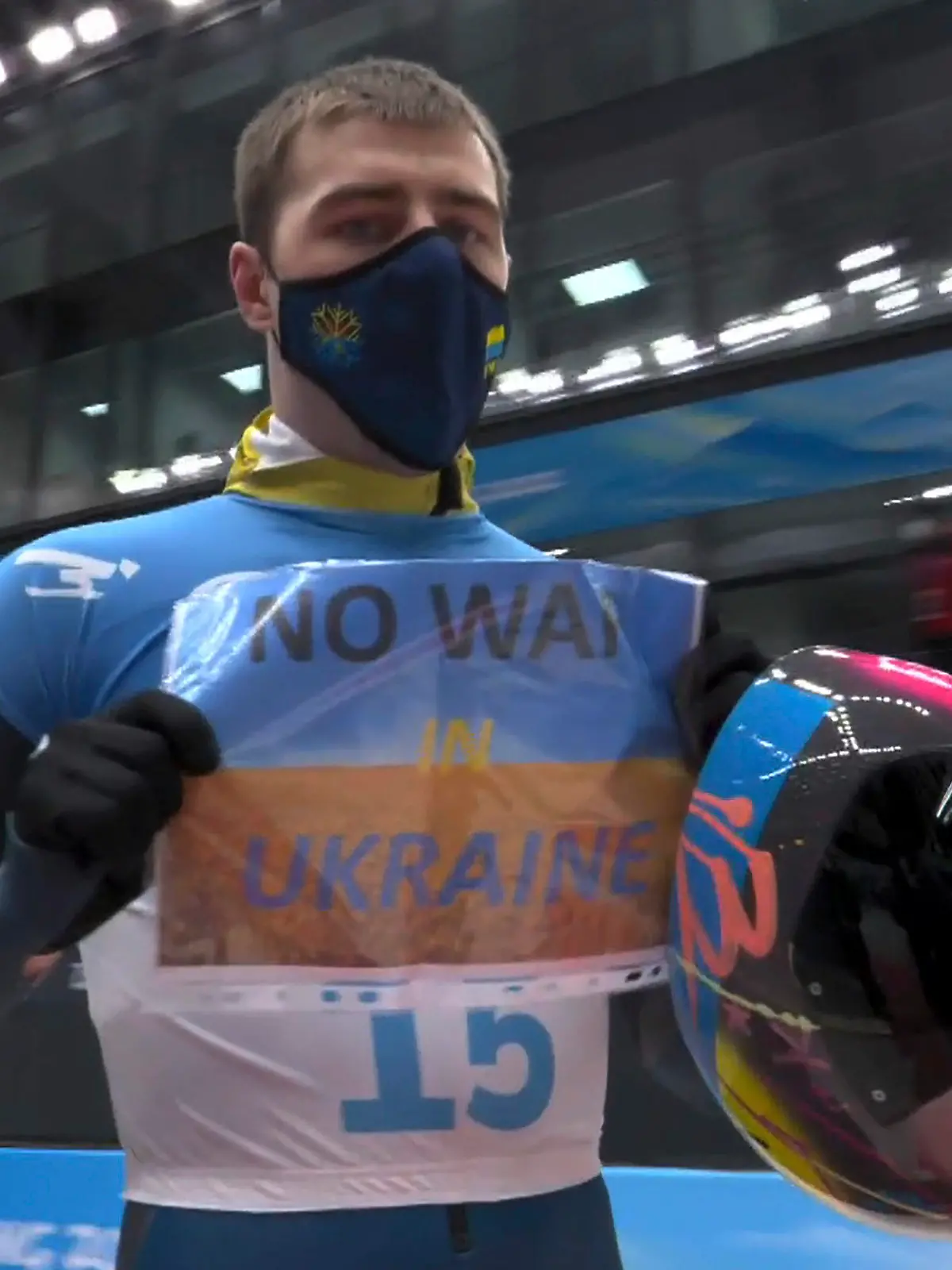 HANDOUT - 11.02.2022, China, Peking: In diesem Videobild hält der Ukrainer Wladislaw Heraskewitsch ein Schild mit der Aufschrift «Kein Krieg in der Ukraine», nachdem er einen Lauf beim Skeleton-Wettbewerb der Männer bei den Olympischen Winterspielen 2022 beendet hat (NBC via AP) (zu «Skeletonpilot protestiert bei Olympia: «Kein Krieg in der Ukraine»») Foto: Uncredited/NBC/AP/dpa - ACHTUNG: Nur zur redaktionellen Verwendung im Zusammenhang mit der aktuellen Berichterstattung innerhalb der nächsten 14 Tage und nur mit vollständiger Nennung des vorstehenden Credits +++ dpa-Bildfunk +++