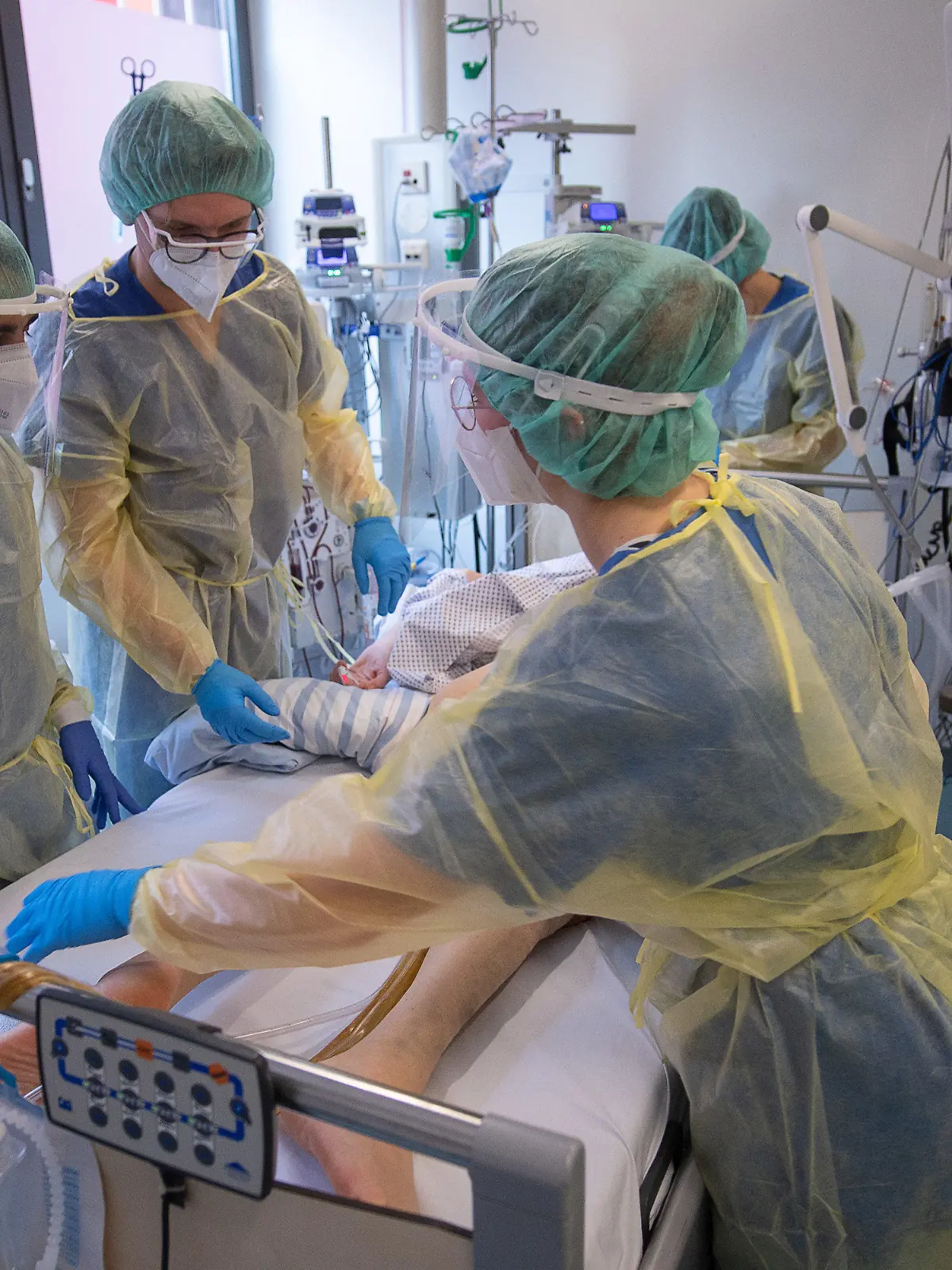 dpatopbilder - PRODUKTION - 05.01.2022, Hessen, Offenbach am Main: Pflegerinnen und Pfleger sowie eine Ärztin kümmern sich auf der Intensivstation für Corona-Patienten am Sana Klinikum Offenbach um einen Patienten. (zu dpa: «Markt ist leer gefegt» - Kampf der Kliniken gegen Pflegemangel») Foto: Sebastian Gollnow/dpa +++ dpa-Bildfunk +++