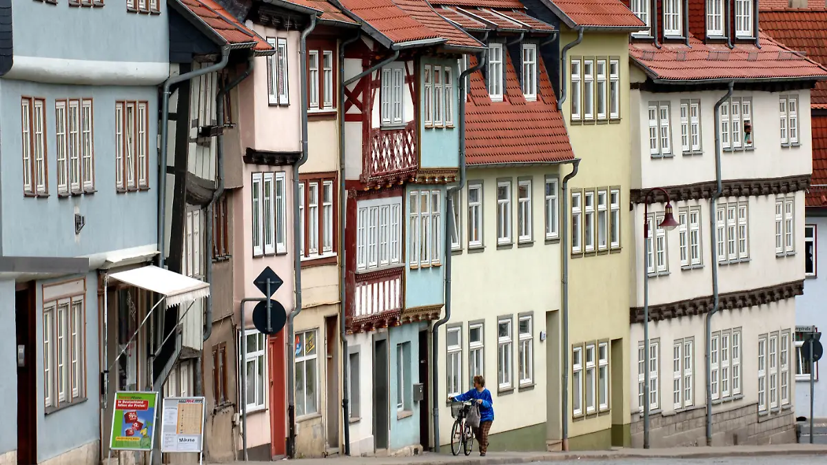 Eine Häuserzeile in der Mühlhäuser Straße in Bad Langensalza, aufgenommen am 24.05.2005. Die Kurstadt Bad Langensalza, zweitgrößte Stadt im Unstrut-Hainich-Kreis mit rund 20.000 Einwohnern liegt im westlichen Bereich des Thüringer Kernlandes und am Rande des Nationalparks Hainich. Die erste datierte urkundliche Erwähnung von Salza stammt aus dem Jahre 932. Bei Flußregulierungsarbeiten wurde im Jahre 1811 eine Schwefelquelle entdeckt. Nachdem das zutagetretende Wasser als heilkräftiges Schwefelwasser analysiert war, wurde in der Nähe der Quelle ein Badehäuschen erbaut. Die feierliche Eröffnung erfolgte am 02.08.1812. Zur Erinnerung an diesen Tag wird jedes Jahr das Brunnenfest gefeiert. Am 28.Juni 1956 erhielt Langensalza den Titel "Bad". Foto: Martin Schutt/lth +++(c) dpa - Report+++