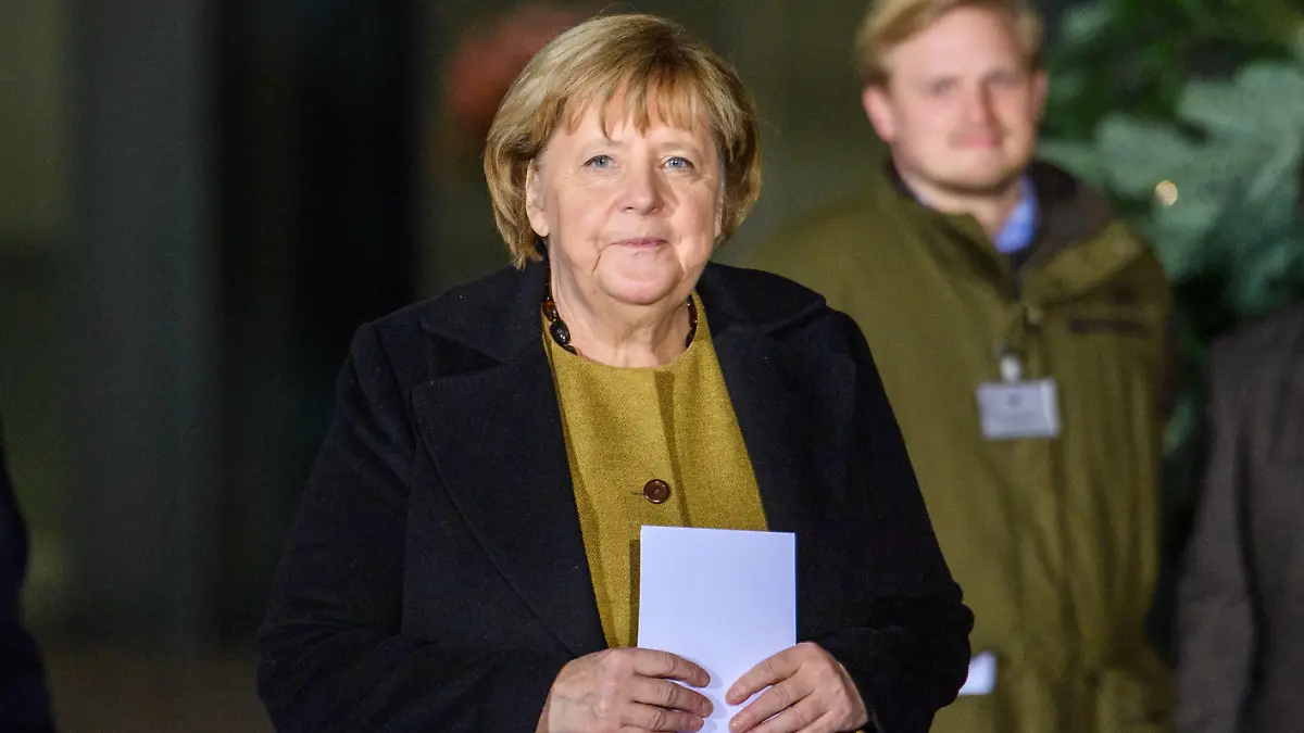  Berlin GER, Berlin, 24.11.21, Uebergabe des Weihnachtsbaumes in Anwesenheit von Angela Merkel Bundeskanzlerin - BKin - Dr Angela Merkel, Bildtermin, Uebergabe der Weihnachtsbaumes - 15m hohe Coloradotanne, auf dem Ehrenhof des Kanzleramtes, 24.11.2021, *** Berlin GER, Berlin, 24 11 21, Uebergabe des Weihnachtsbaumes in Anwesenheit von Angela Merkel Bundeskanzlerin BKin Dr Angela Merkel, Bildtermin, Uebergabe der Weihnachtsbaumes 15m hohe Coloradotanne, auf dem Ehrenhof des Kanzleramtes, 24 11 2021, Copyright: xEibner-Pressefotox EP_EER