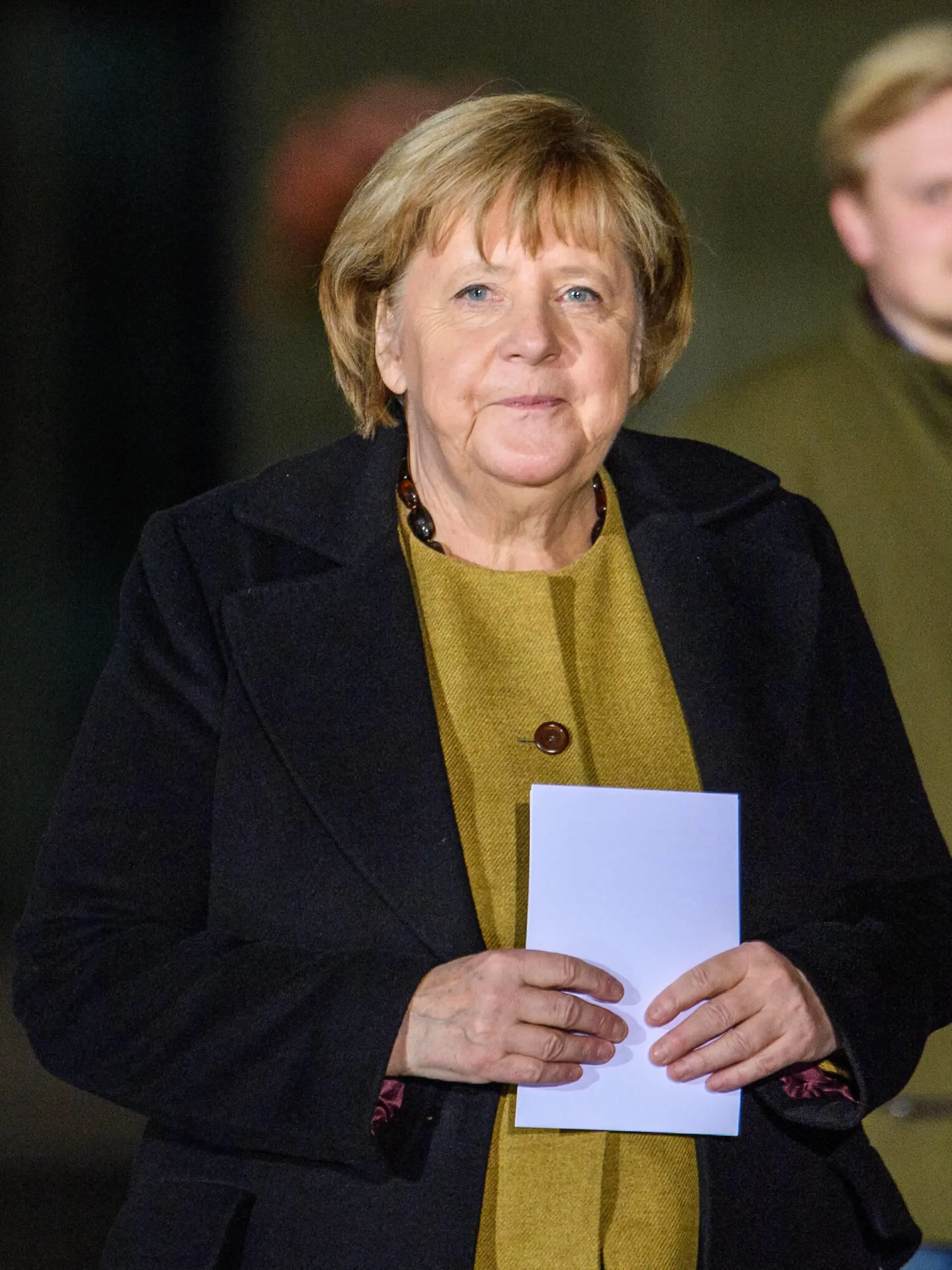  Berlin GER, Berlin, 24.11.21, Uebergabe des Weihnachtsbaumes in Anwesenheit von Angela Merkel Bundeskanzlerin - BKin - Dr Angela Merkel, Bildtermin, Uebergabe der Weihnachtsbaumes - 15m hohe Coloradotanne, auf dem Ehrenhof des Kanzleramtes, 24.11.2021, *** Berlin GER, Berlin, 24 11 21, Uebergabe des Weihnachtsbaumes in Anwesenheit von Angela Merkel Bundeskanzlerin BKin Dr Angela Merkel, Bildtermin, Uebergabe der Weihnachtsbaumes 15m hohe Coloradotanne, auf dem Ehrenhof des Kanzleramtes, 24 11 2021, Copyright: xEibner-Pressefotox EP_EER