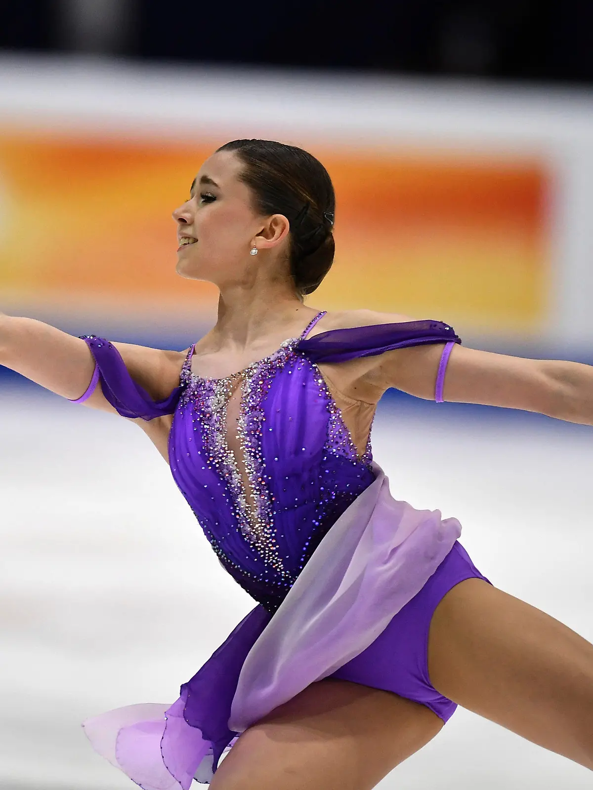 13.01.2022, Estland, Tallinn: Eiskunstlauf: Europameisterschaft, Einzel, Damen, Kurzprogramm: Kamila Walijewa aus Russland in Aktion. Foto: Sergei Stepanov/AP/dpa +++ dpa-Bildfunk +++