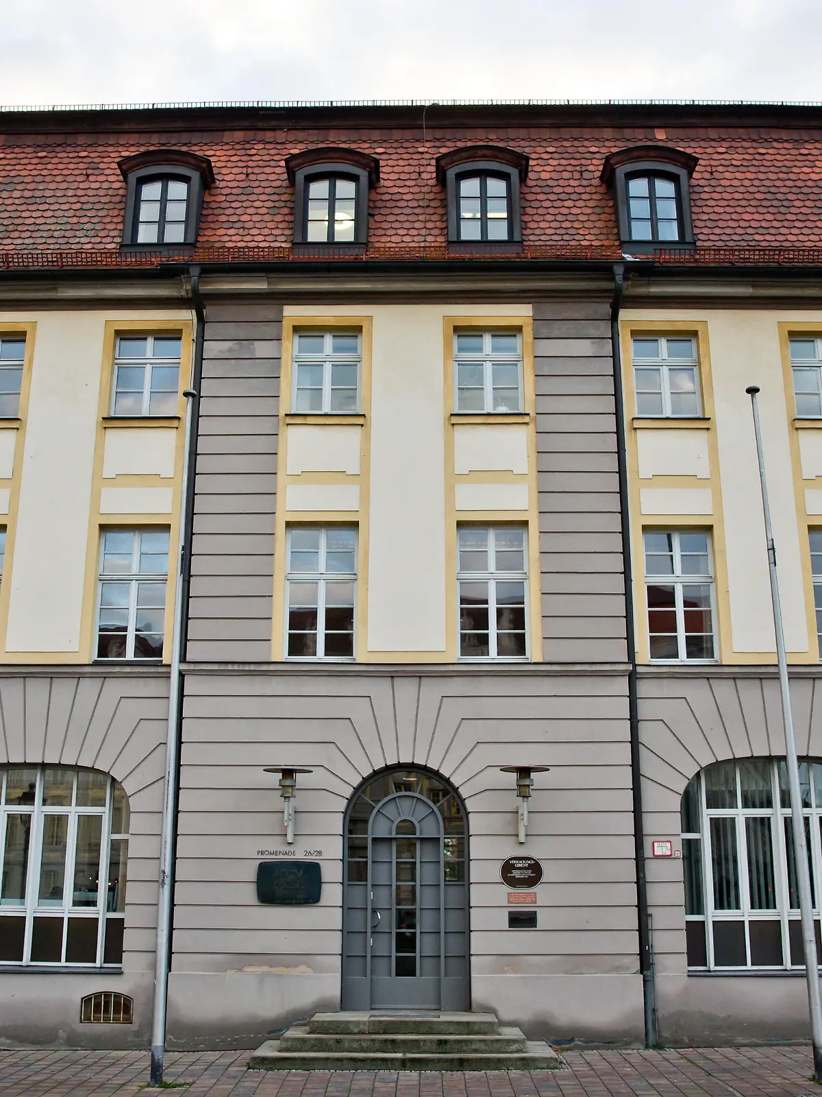 Außenansicht des Verwaltungsgerichts in Ansbach (Bayern) am 24.10.2013. Ein früherer Nürnberger Lehrer der Technischen Hochschule Nürnberg klagt vor dem Verwaltungsgericht Ansbach gegen die Aberkennung seines Professorentitels. Hintergrund ist ein jahrelanger Streit zwischen der damaligen Georg-Simon-Ohm-Hochschule und dem Mann über dessen jahrelange Nebentätigkeit als selbstständiger Marketingberater. Der Kläger selbst ist nicht zu dem Gerichtstermin erschienen. Foto: Daniel Karmann/dpa