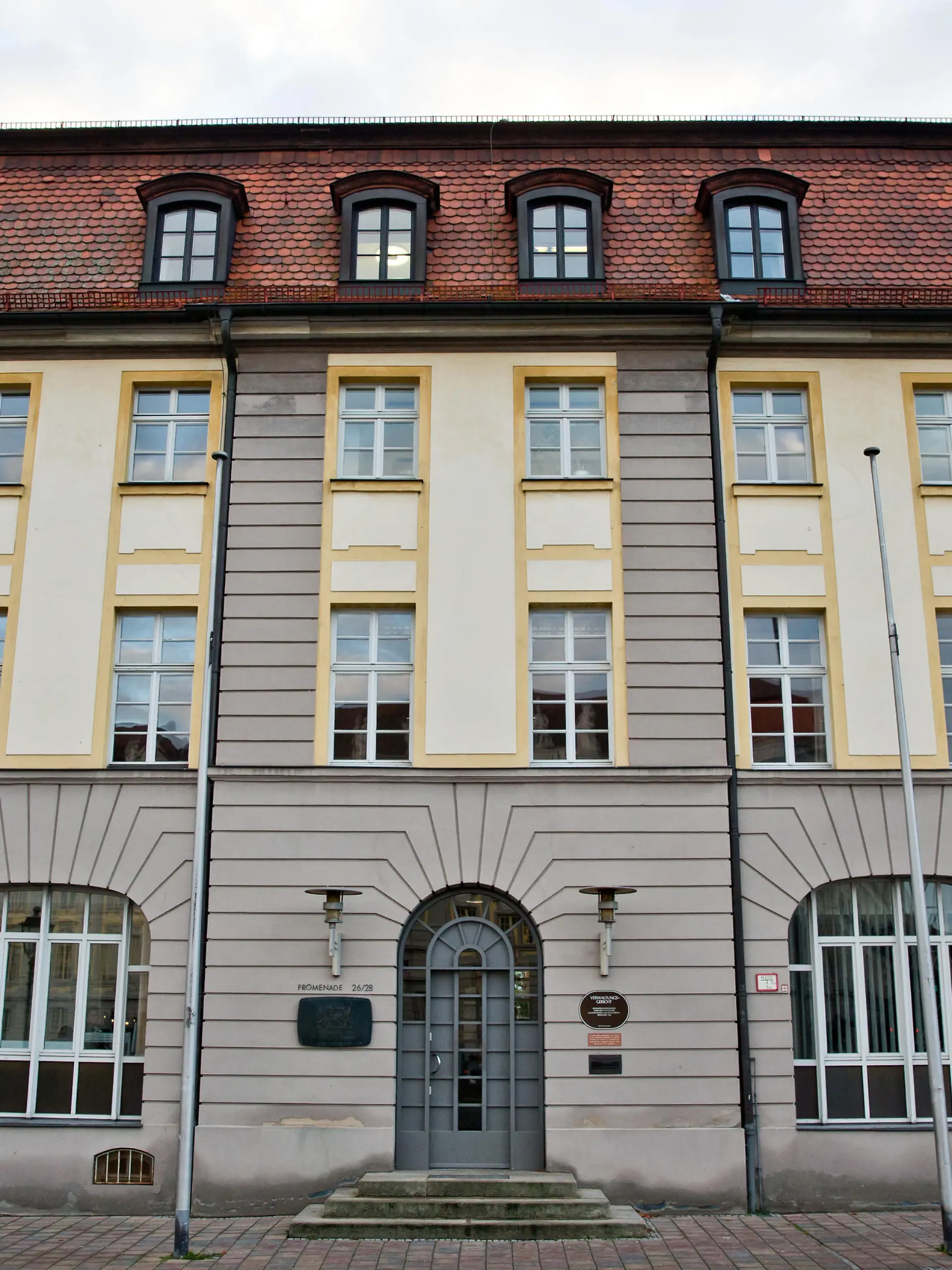Außenansicht des Verwaltungsgerichts in Ansbach (Bayern) am 24.10.2013. Ein früherer Nürnberger Lehrer der Technischen Hochschule Nürnberg klagt vor dem Verwaltungsgericht Ansbach gegen die Aberkennung seines Professorentitels. Hintergrund ist ein jahrelanger Streit zwischen der damaligen Georg-Simon-Ohm-Hochschule und dem Mann über dessen jahrelange Nebentätigkeit als selbstständiger Marketingberater. Der Kläger selbst ist nicht zu dem Gerichtstermin erschienen. Foto: Daniel Karmann/dpa