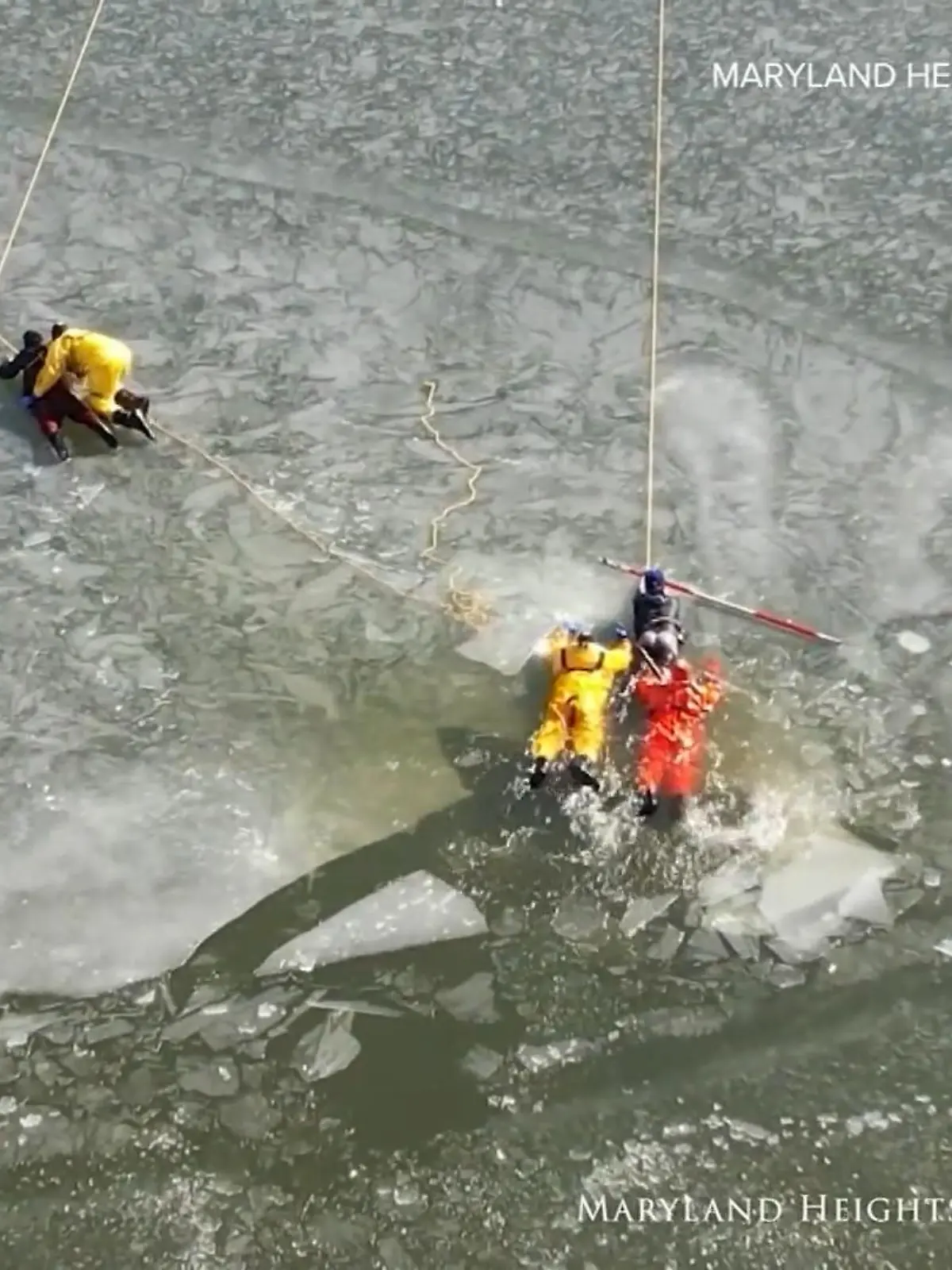 Eigentlich sollte es eine ganz normale Übung für die Feuerwehr von Maryland Heights werden. Doch durch einen irren Zufall wird aus dem Übungsfall ein Ernstfall. Wenige hundert Meter entfernt brechen zwei Jugendliche nämlich auf dem Eis ein. Durch die Übung hat die Feuerwehr die nötige Ausrüstung und das Personal direkt zur Stelle. Wie die Rettung ausgeht, erfahren Sie im Video.