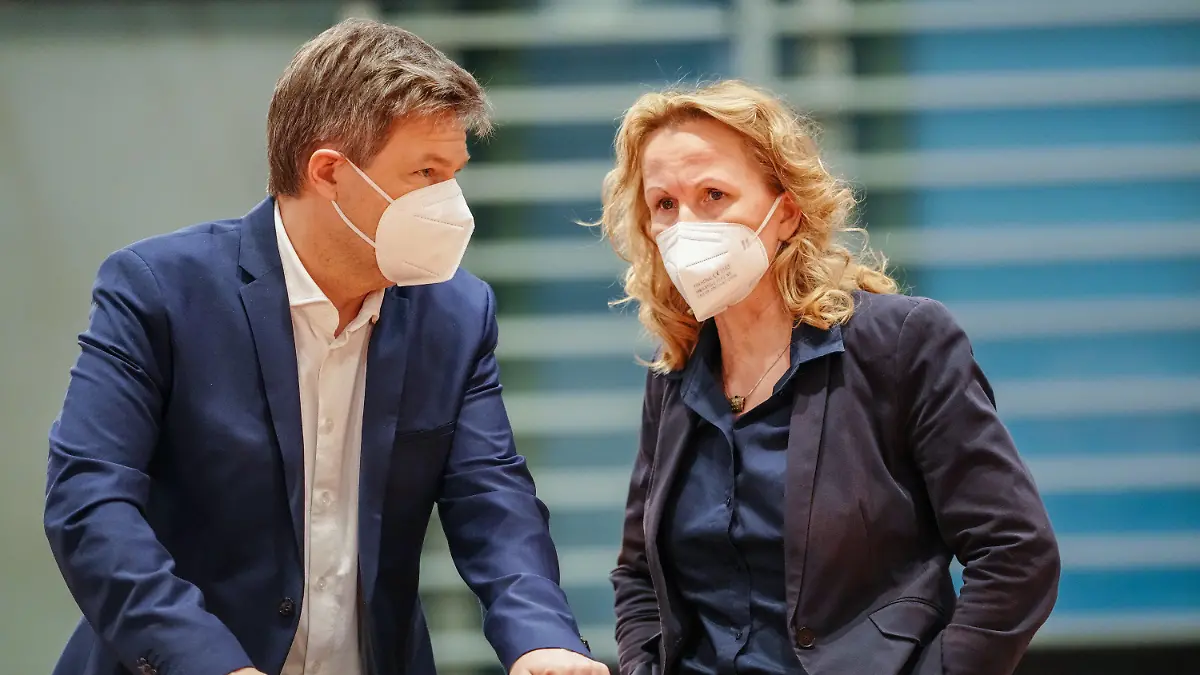 02.02.2022, Berlin: Robert Habeck (Bündnis 90/Die Grünen), Bundesminister für Wirtschaft und Klimaschutz, und Steffi Lemke (Bündnis 90/Die Grünen), Bundesministerin für Umwelt, Naturschutz, nukleare Sicherheit und Verbraucherschutz, nehmen an der Sitzung des Bundeskabinetts im Bundeskanzleramt teil. Foto: Kay Nietfeld/dpa-Pool/dpa +++ dpa-Bildfunk +++