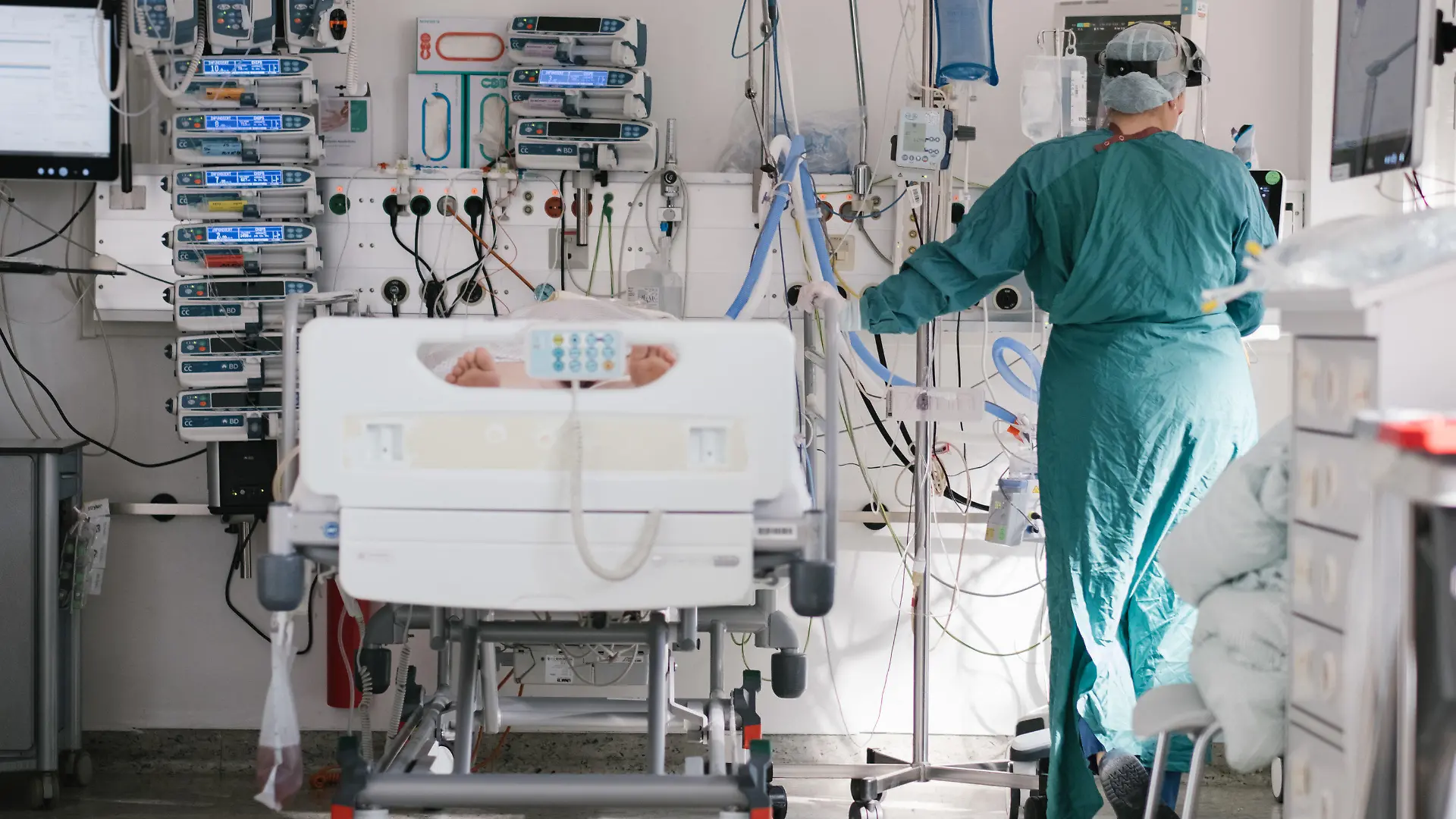 ILLUSTRATION - 20.04.2021, Niedersachsen, Braunschweig: Eine Intensivpflegerin versorgt auf der Intensivstation einen an Covid-19 erkrankten Patienten. (zu dpa: "Krankenhauspatienten sollen nicht mehr einsam sterben") Foto: Ole Spata/dpa +++ dpa-Bildfunk +++
