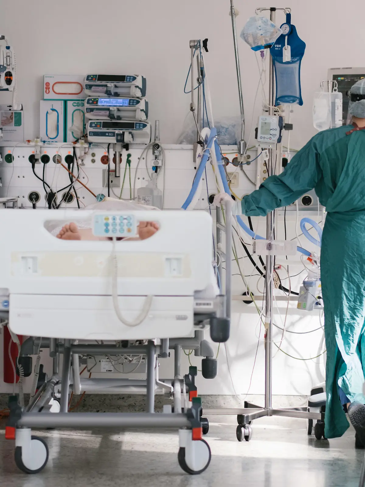 ILLUSTRATION - 20.04.2021, Niedersachsen, Braunschweig: Eine Intensivpflegerin versorgt auf der Intensivstation einen an Covid-19 erkrankten Patienten. (zu dpa: "Krankenhauspatienten sollen nicht mehr einsam sterben") Foto: Ole Spata/dpa +++ dpa-Bildfunk +++