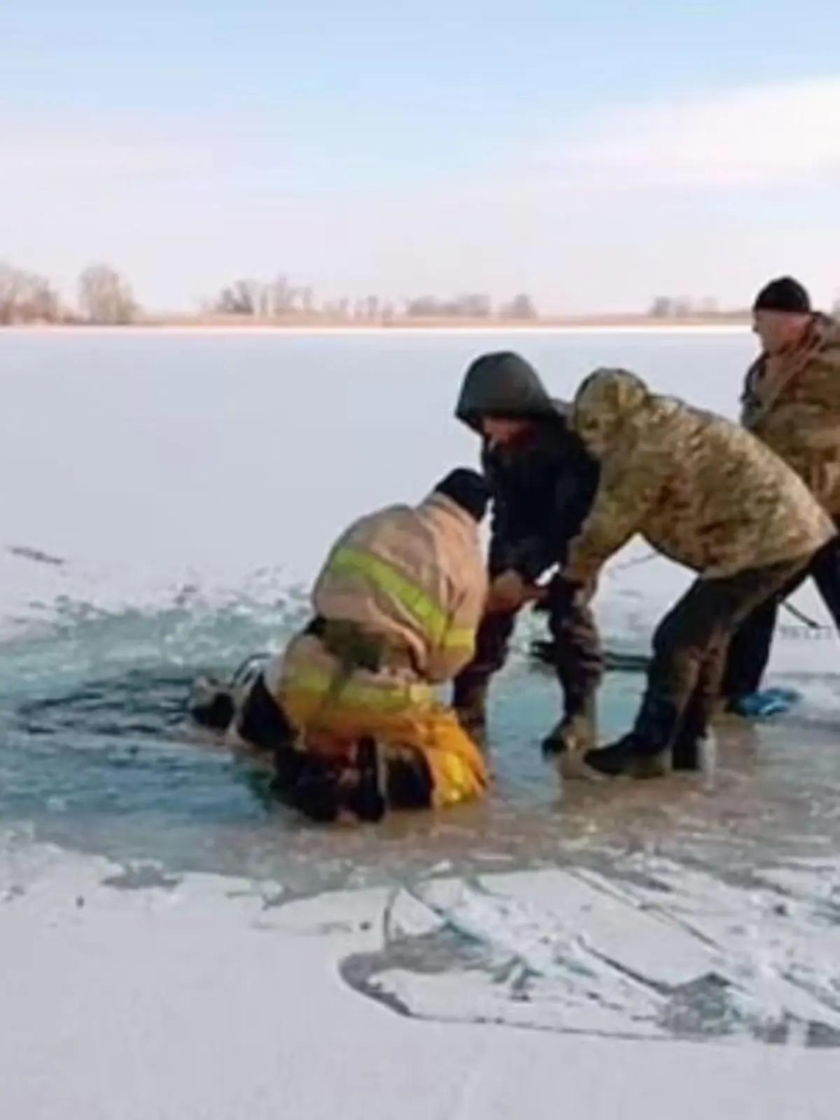 Ukrainische Retter suchen nach dem 38-jährigen - vergeblich.