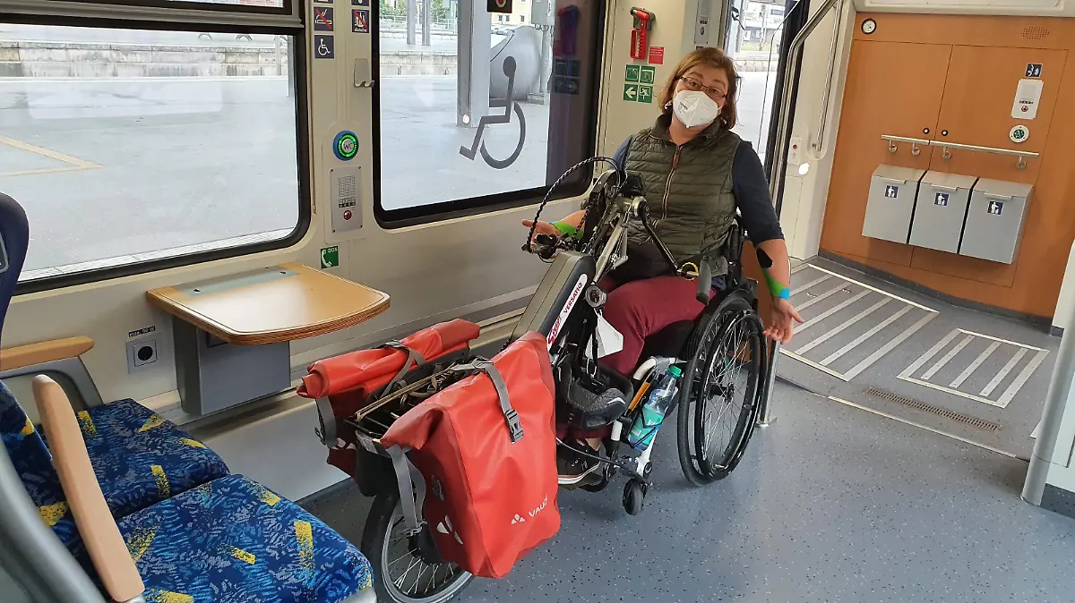 Kathrin D. mit ihrem Handbike