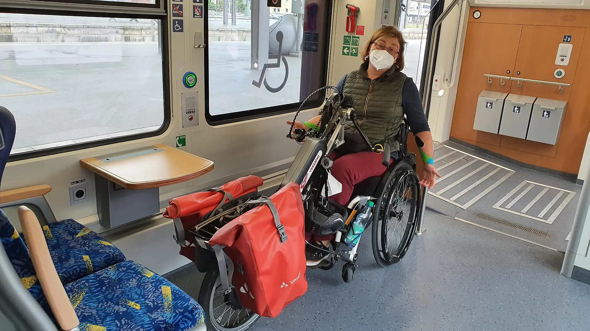Kathrin D. mit ihrem Handbike