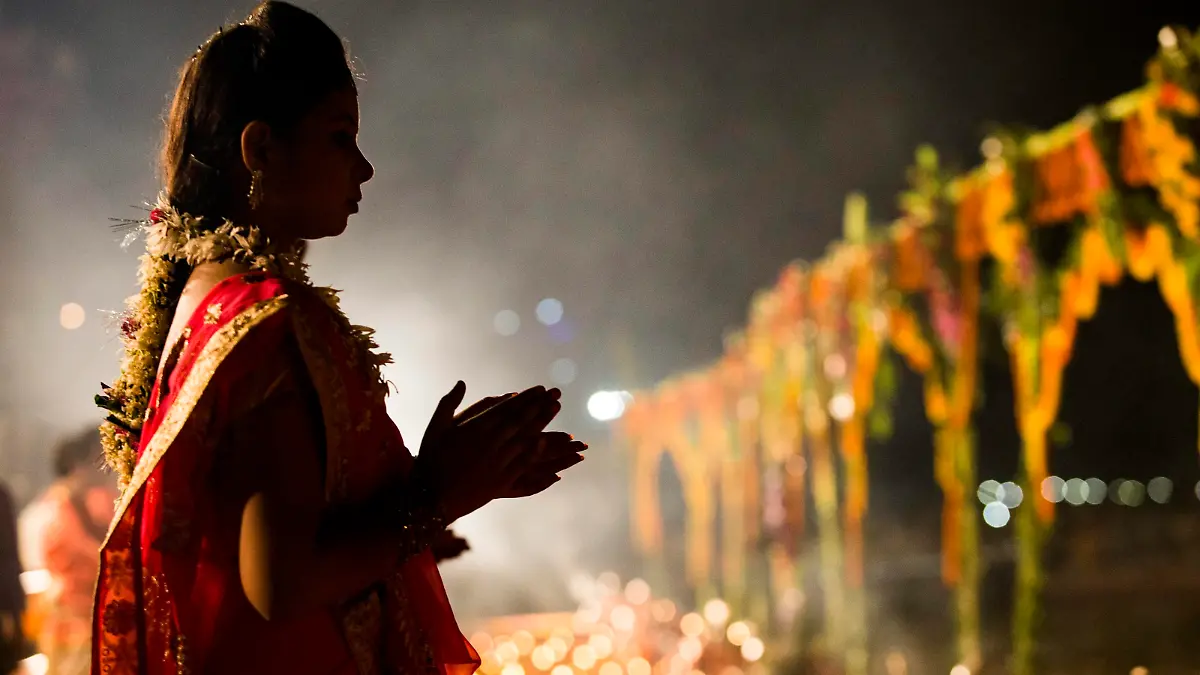 Hindu priests perform the Ganga Aarti ritual in Varanasi. Fire puja is a Hindu ritual that takes place at Dashashwamedh Ghat on the banks of the river Ganges in Varanasi. There is also the Idol of "Ganga Maata" (Goddess Ganges). Varanasi is a city in the northern Indian state of Uttar Pradesh dating to the 11th century B.C. Regarded as the spiritual capital of India, the city draws Hindu pilgrims who bathe in the Ganges RiverÄôs sacred waters and perform funeral rites. Along the city's winding streets are some 2,000 temples, including Kashi Vishwanath, the ÄúGolden Temple,Äù dedicated to the Hindu god Shiva. (Photo by Nicolas Economou/NurPhoto)