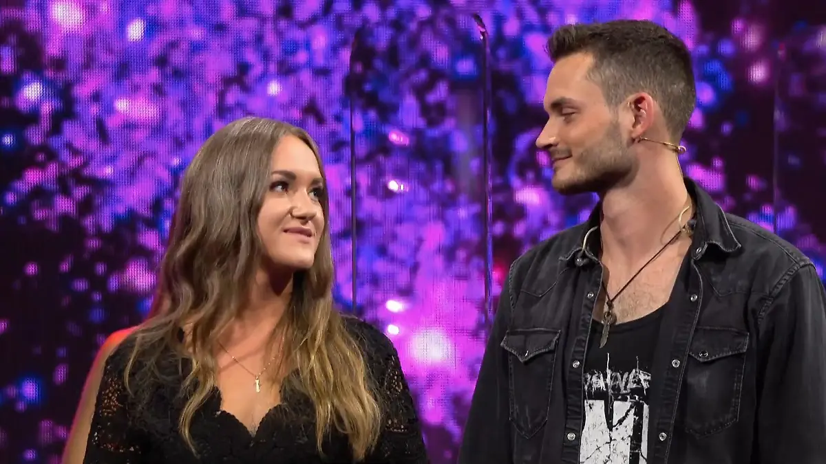 Single-Lady Angi schnappt sich Kandidat Alex Take Me Out: Mit der E-Gitarre zum Date