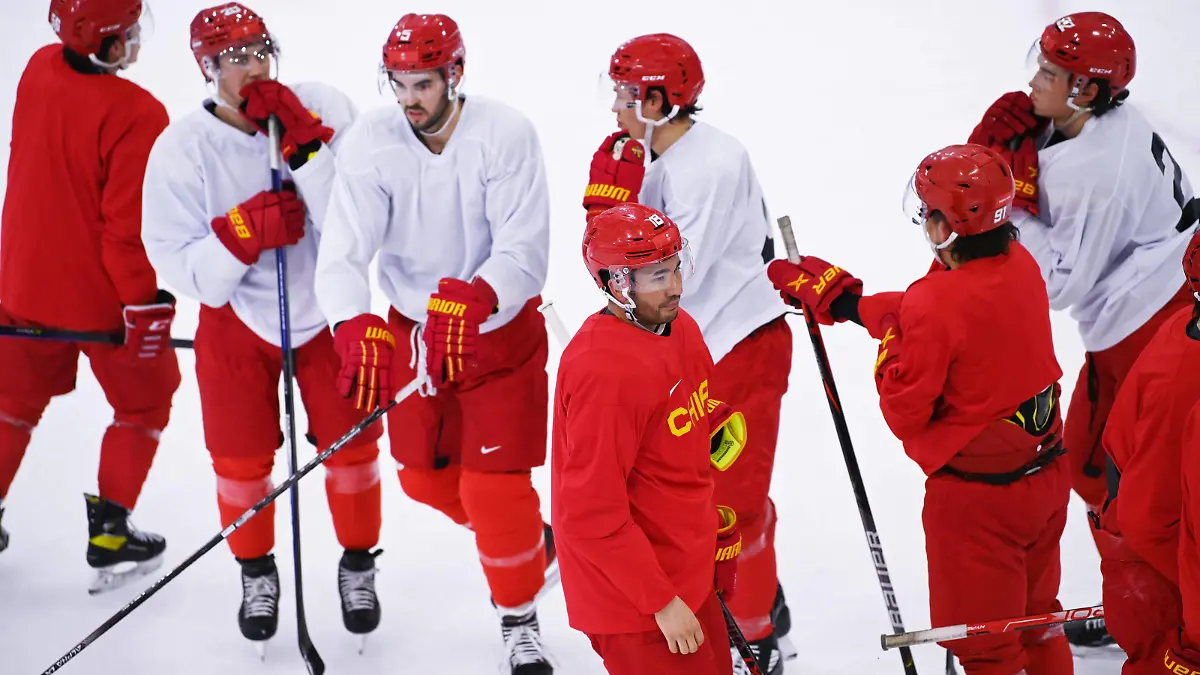 220202 -- BEIJING, Feb. 2, 2022 -- Ye Jinguang Front and other players of China s men s Ice hockey, Eishockey team participates in a training session at National Indoor Stadium in Beijing, capital of China, Feb. 2, 2022. BEIJING 2022CHINA-BEIJING-OLYMPIC Winter games, Winterspiele,Spiele, Summer games ICE HOCKEY-MEN-TRAINING-YE JINGUANG LixZiheng PUBLICATIONxNOTxINxCHN