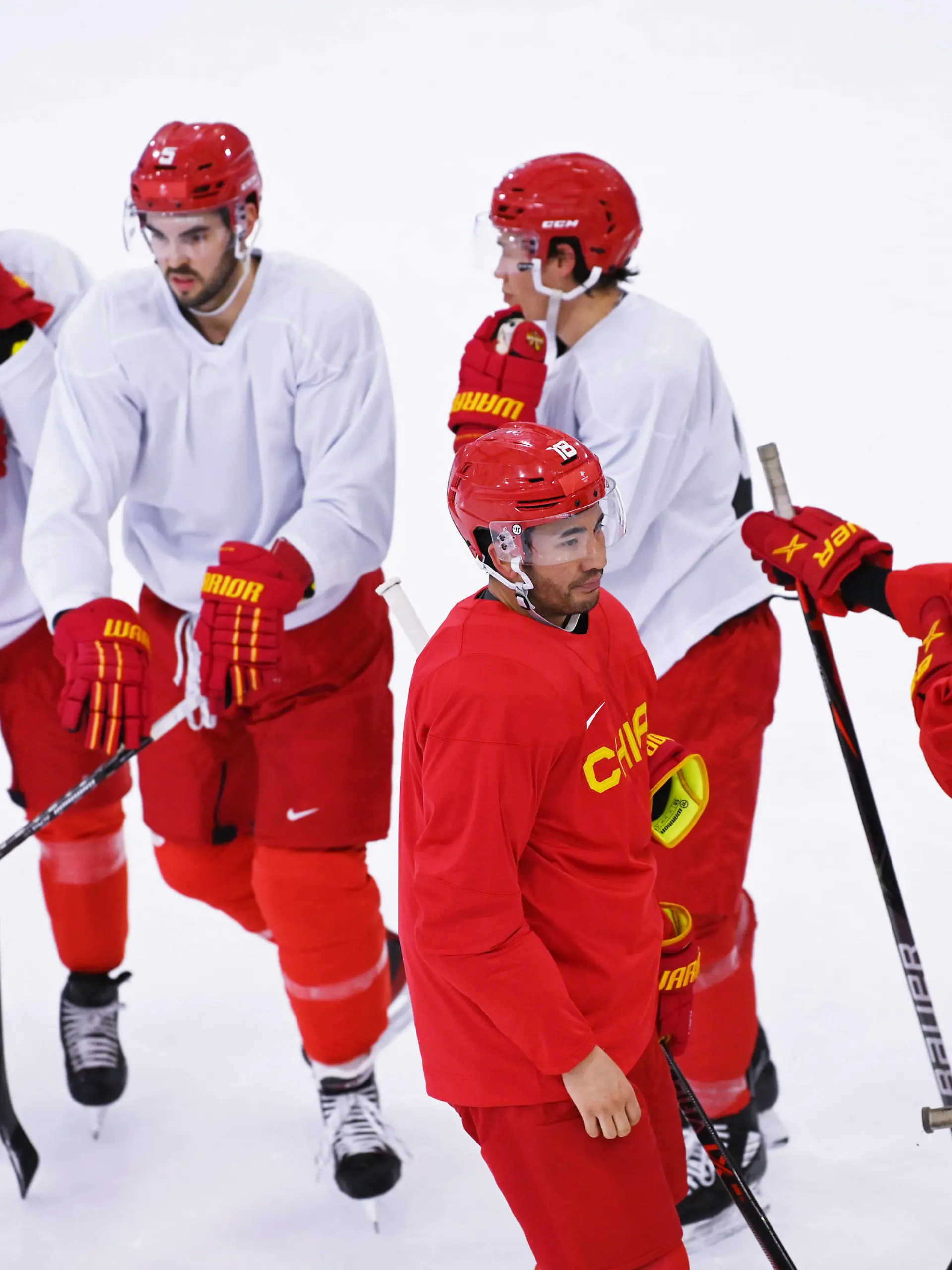 220202 -- BEIJING, Feb. 2, 2022 -- Ye Jinguang Front and other players of China s men s Ice hockey, Eishockey team participates in a training session at National Indoor Stadium in Beijing, capital of China, Feb. 2, 2022.  BEIJING 2022CHINA-BEIJING-OLYMPIC Winter games, Winterspiele,Spiele, Summer games ICE HOCKEY-MEN-TRAINING-YE JINGUANG LixZiheng PUBLICATIONxNOTxINxCHN 