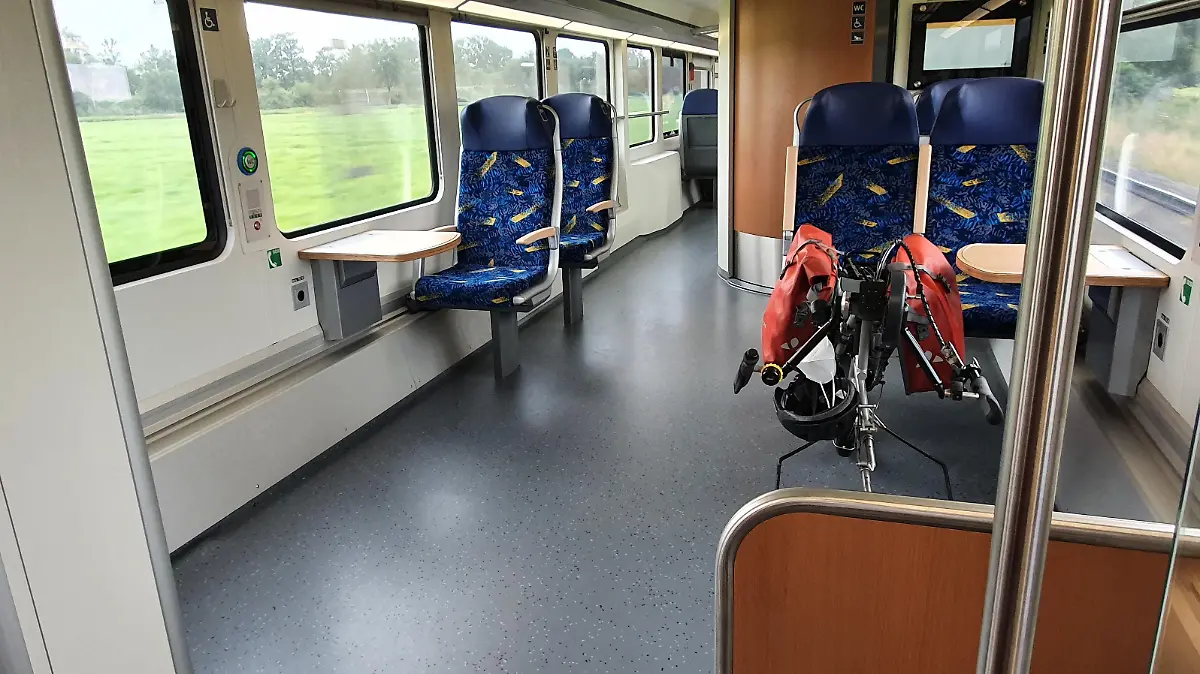 Rollstuhlplätze in einem Metronom mit Rückprallwand.