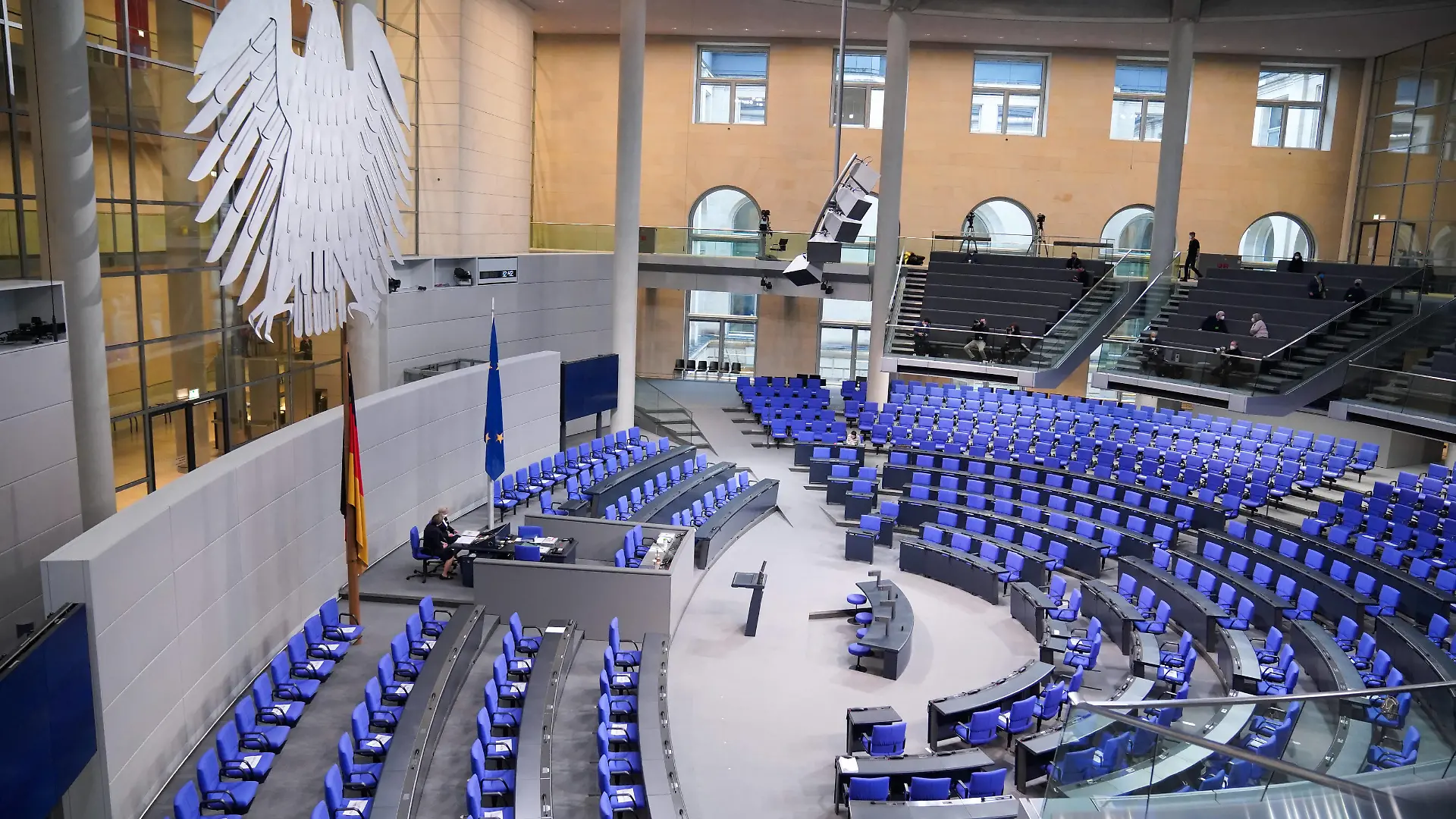 13. Bundestagssitzung und Debatte Symbolbild des leeren Plenarsaal im Vorfeld einer Sitzung des Deutschen Bundestag in Berlin Berlin Berlin Deutschland *** 13 Bundestag session and debate symbol image of empty plenary hall in the run up to a session of the German Bundestag in Berlin Berlin Germany
