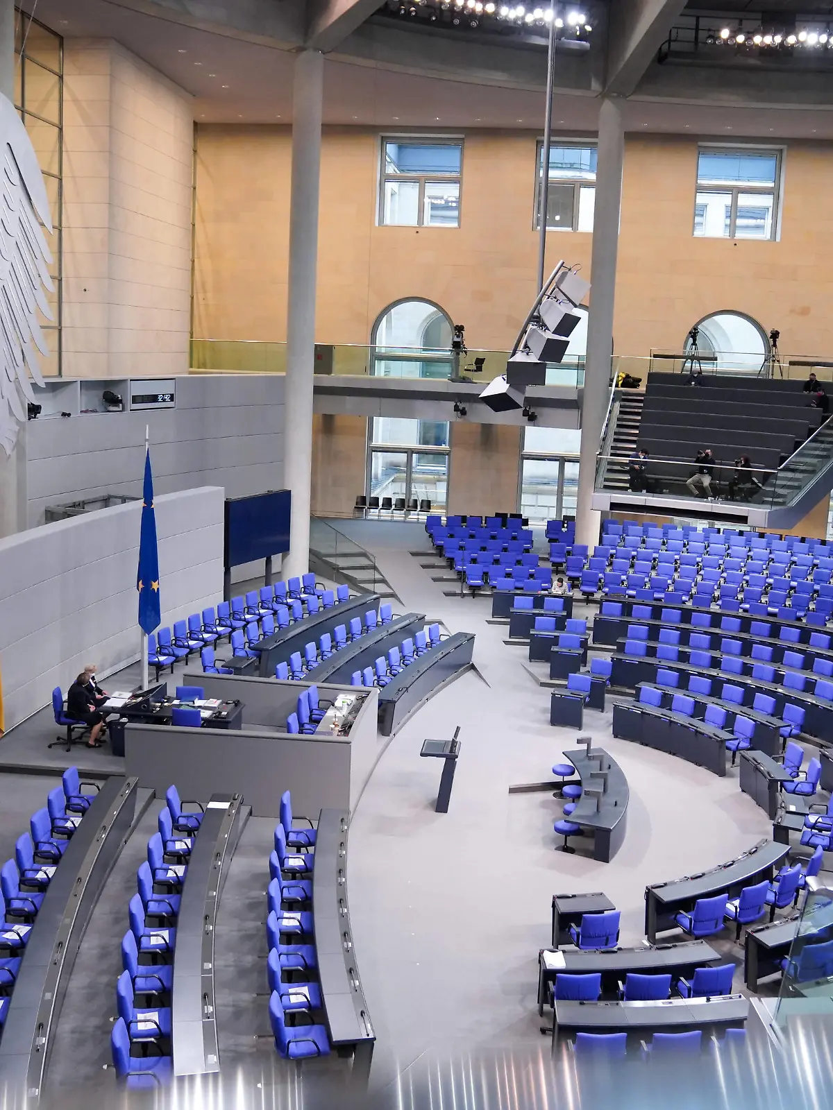  13. Bundestagssitzung und Debatte Symbolbild des leeren Plenarsaal im Vorfeld einer Sitzung des Deutschen Bundestag in Berlin Berlin Berlin Deutschland *** 13 Bundestag session and debate symbol image of empty plenary hall in the run up to a session of the German Bundestag in Berlin Berlin Germany
