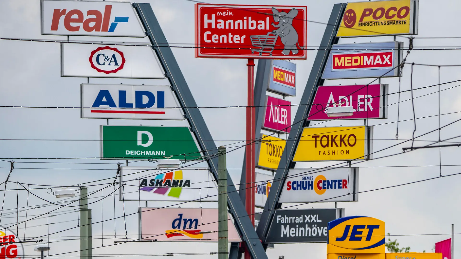 Die Dorstener Strasse, B226, am Einkaufszentrum Hannibal Center, viele Schilder, Wegweiser, Werbetafeln, Herne, NRW, Deutschland