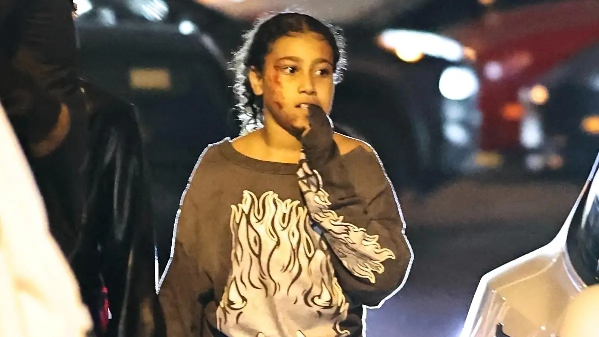 SONDERKONDITIONEN: MINDESTHONORAR: Los Angeles, CA - EXCLUSIVE* - Adorable Step-Mother/Daughter moment! Kanyes wife Bianca Censori & eldest child North West share a loving moment as they walk hand in hand to Kanyes surprise Birth-Ye party. North West appears to have scarred the right side of her face as she has what looks like a scrape and dried blood on the side of her face.
Pictured: Bianca Censori-West, North West
BACKGRID USA 10 JUNE 2023