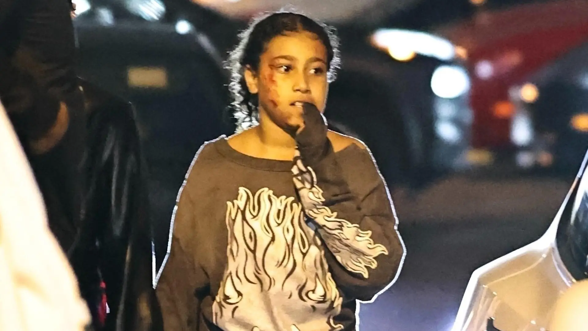 SONDERKONDITIONEN: MINDESTHONORAR: Los Angeles, CA - EXCLUSIVE* - Adorable Step-Mother/Daughter moment! Kanyes wife Bianca Censori & eldest child North West share a loving moment as they walk hand in hand to Kanyes surprise Birth-Ye party. North West appears to have scarred the right side of her face as she has what looks like a scrape and dried blood on the side of her face.
Pictured: Bianca Censori-West, North West
BACKGRID USA 10 JUNE 2023