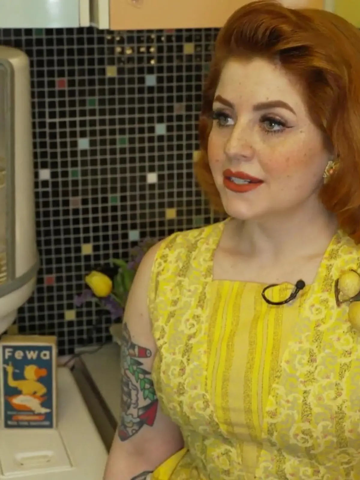 Kitty Steiner aus Gelsenkirchen liebt das Design der 50er Jahre. Aber sie kleidet sich nicht nur in dem Stil dieses Jahrzehnts, sondern hat sich auch komplett in dem Look eingerichtet – sogar die Elektrogeräte sind Originale. Wie ihr Alltag aussieht und wie sie RTL-Reporterin Angela Finger-Erben verwandeln wird, zeigen wir im Video.