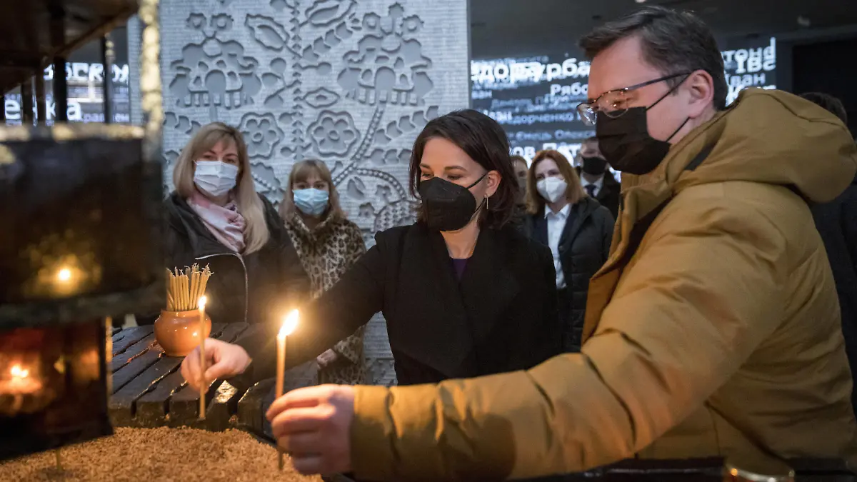  Annalena Baerbock Buendnis 90/Die Gruenen, Bundesaussenministerin, beim Gedenken an der Holodomor-Gedenkstaette gemeinsam mit dem Aussenminister der Ukraine, Dmytro Kuleba. Kiew, 07.02.2022. Kiew Ukraine *** Annalena Baerbock Buendnis 90 Die Gruenen , Federal Minister of Foreign Affairs, at the Holodomor Memorial together with the Minister of Foreign Affairs of Ukraine, Dmytro Kuleba Kiev, 07 02 2022 Kiev Ukraine Copyright: xThomasxKoehlerx